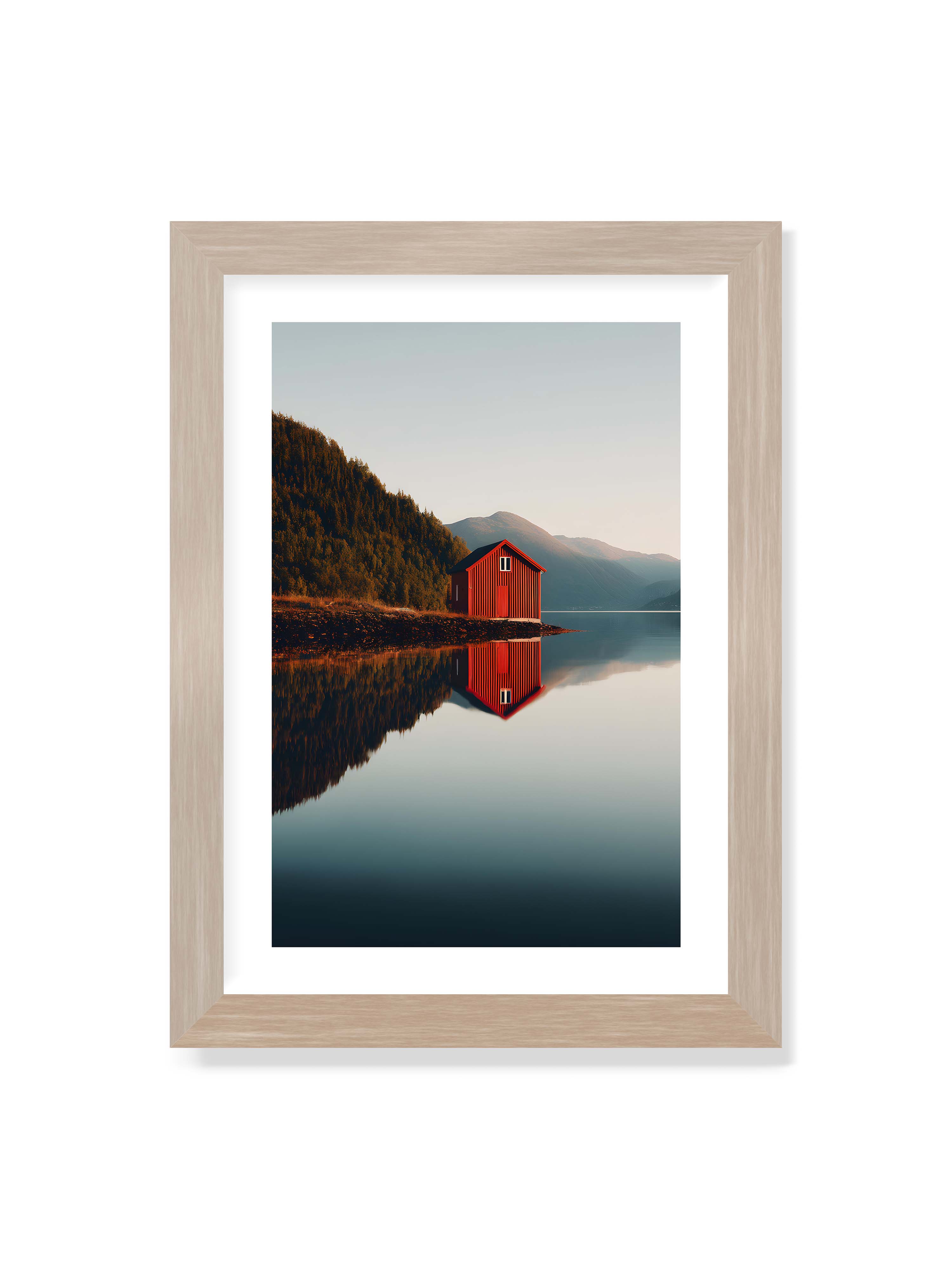 21x30 cm mit weißem Galerie-Rand im Eichenrahmen – Rotes Haus am Ufer eines Fjords, mit den Bergen und dem Himmel, die sich im Wasser spiegeln.