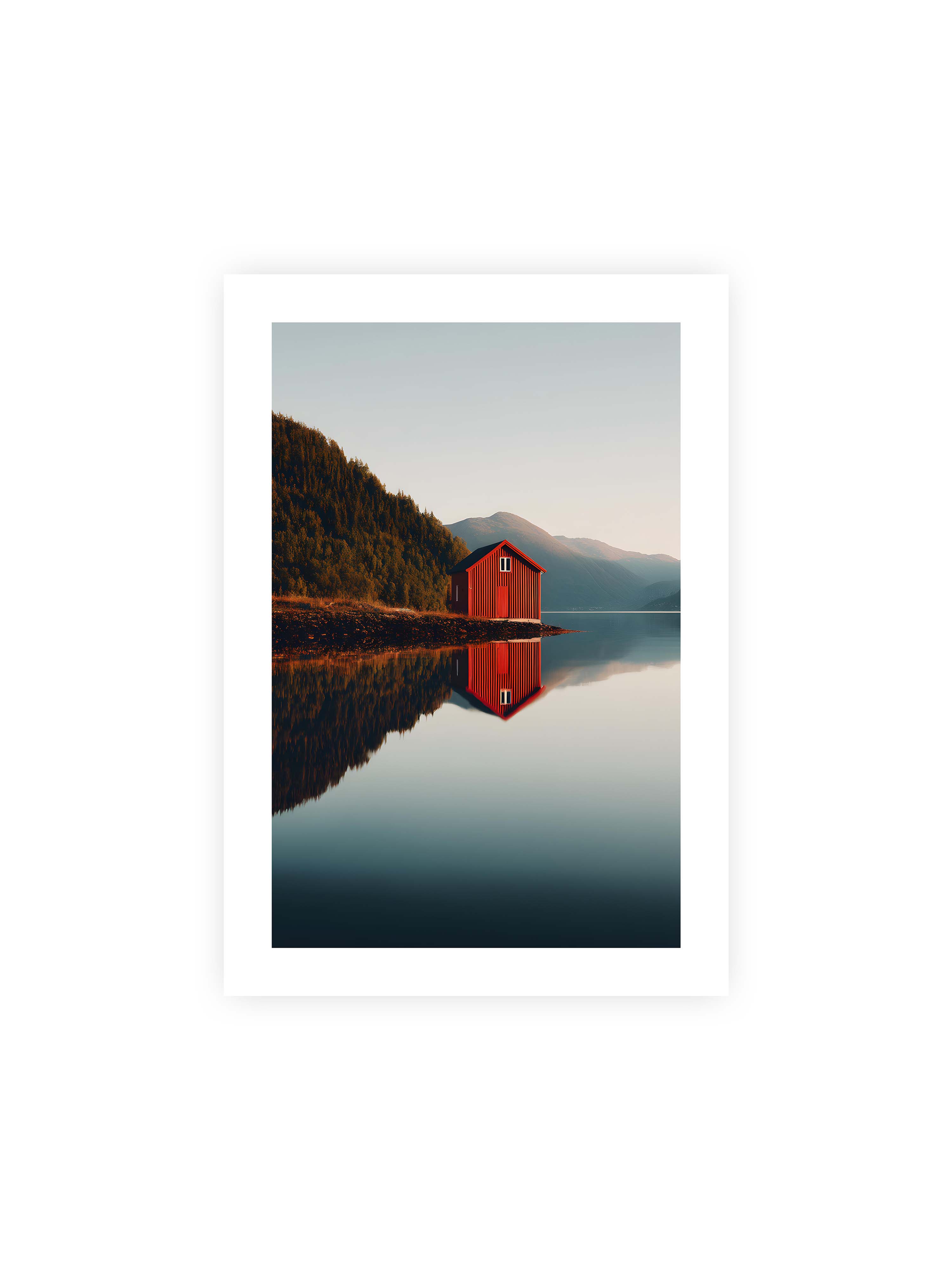 21x30 cm mit weißem Galerie-Rand ohne Rahmen – Rotes Haus am Ufer eines Fjords, mit den Bergen und dem Himmel, die sich im Wasser spiegeln.
