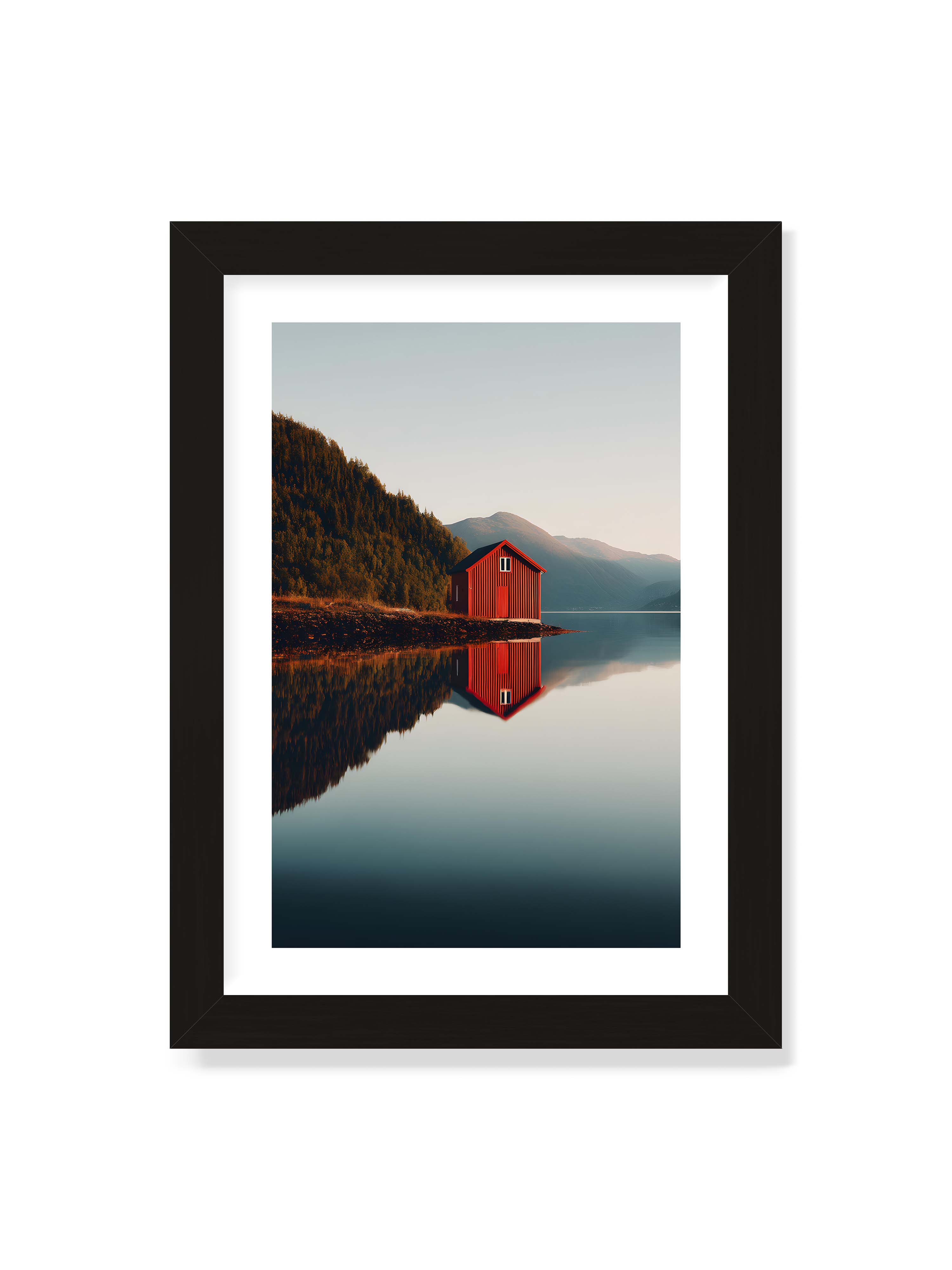 21x30 cm mit weißem Galerie-Rand mit schwarzem Rahmen – Rotes Haus am Ufer eines Fjords, mit den Bergen und dem Himmel, die sich im Wasser spiegeln.