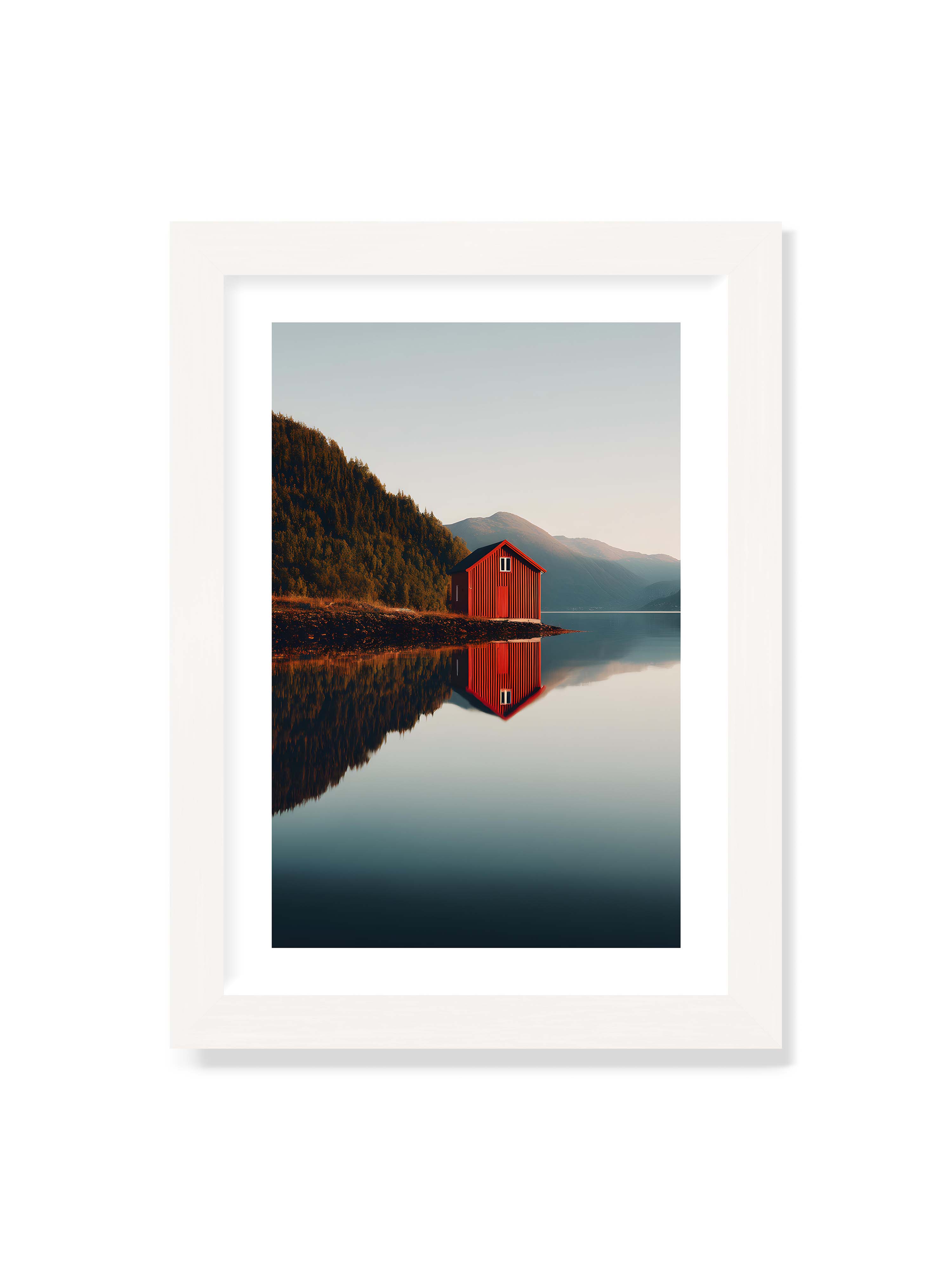 21x30 cm mit weißem Galerie-Rand mit weißem Rahmen – Rotes Haus am Ufer eines Fjords, mit den Bergen und dem Himmel, die sich im Wasser spiegeln.