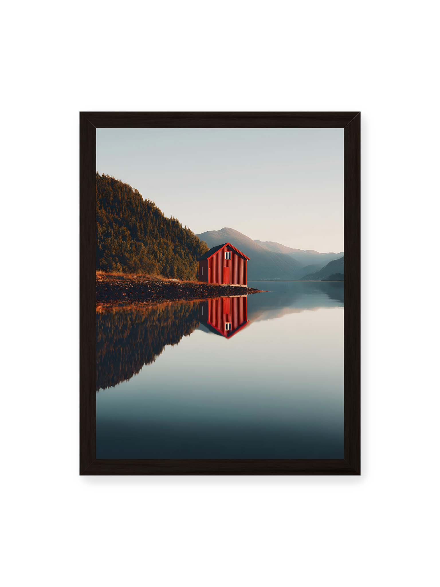 30x40 cm, schwarzer Rahmen – Rotes Haus am Ufer eines Fjords, mit den Bergen und dem Himmel, die sich im Wasser spiegeln.