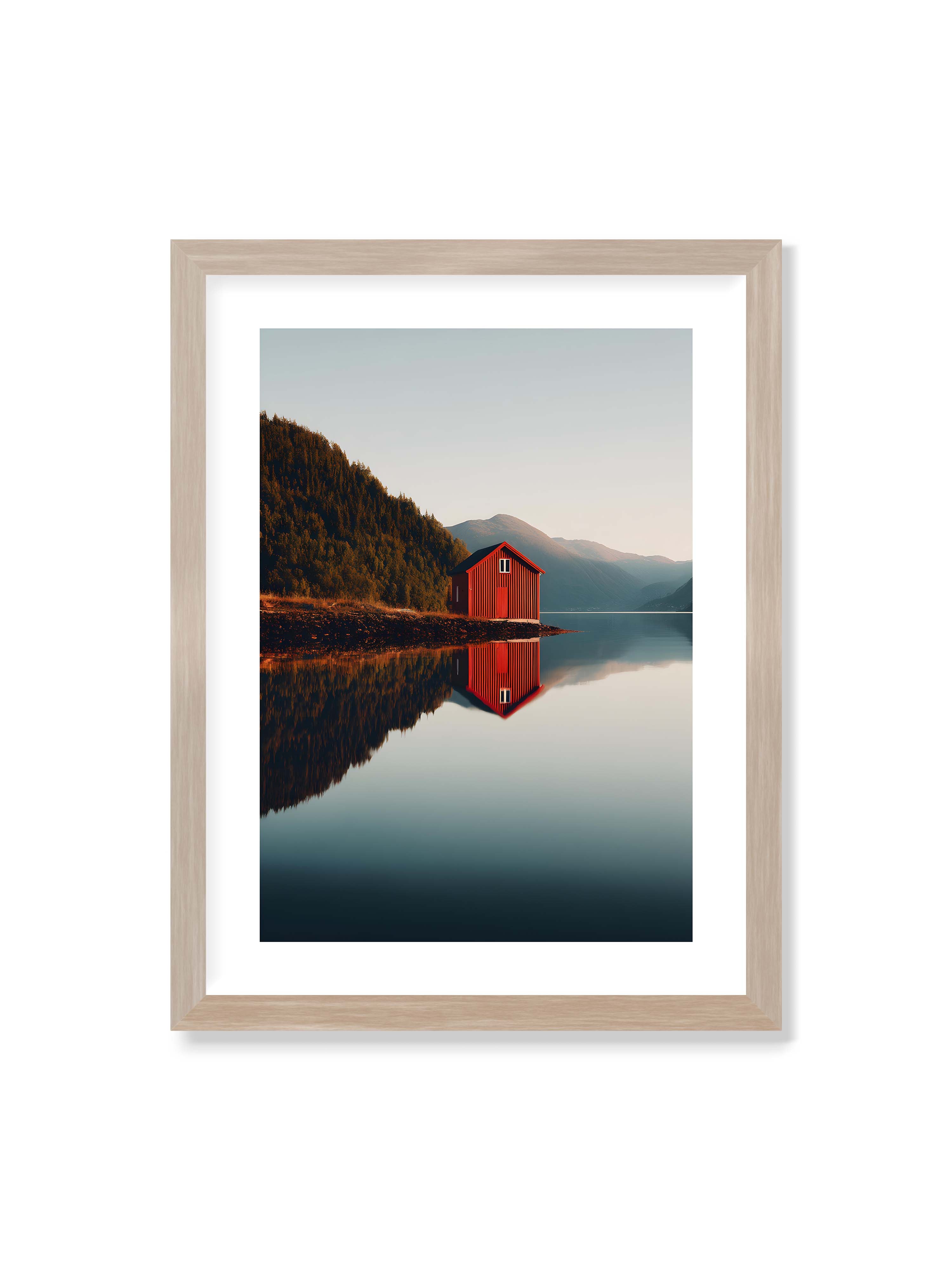 30x40 cm mit weißem Galerie-Rand im Eichenrahmen – Rotes Haus am Ufer eines Fjords, mit den Bergen und dem Himmel, die sich im Wasser spiegeln.