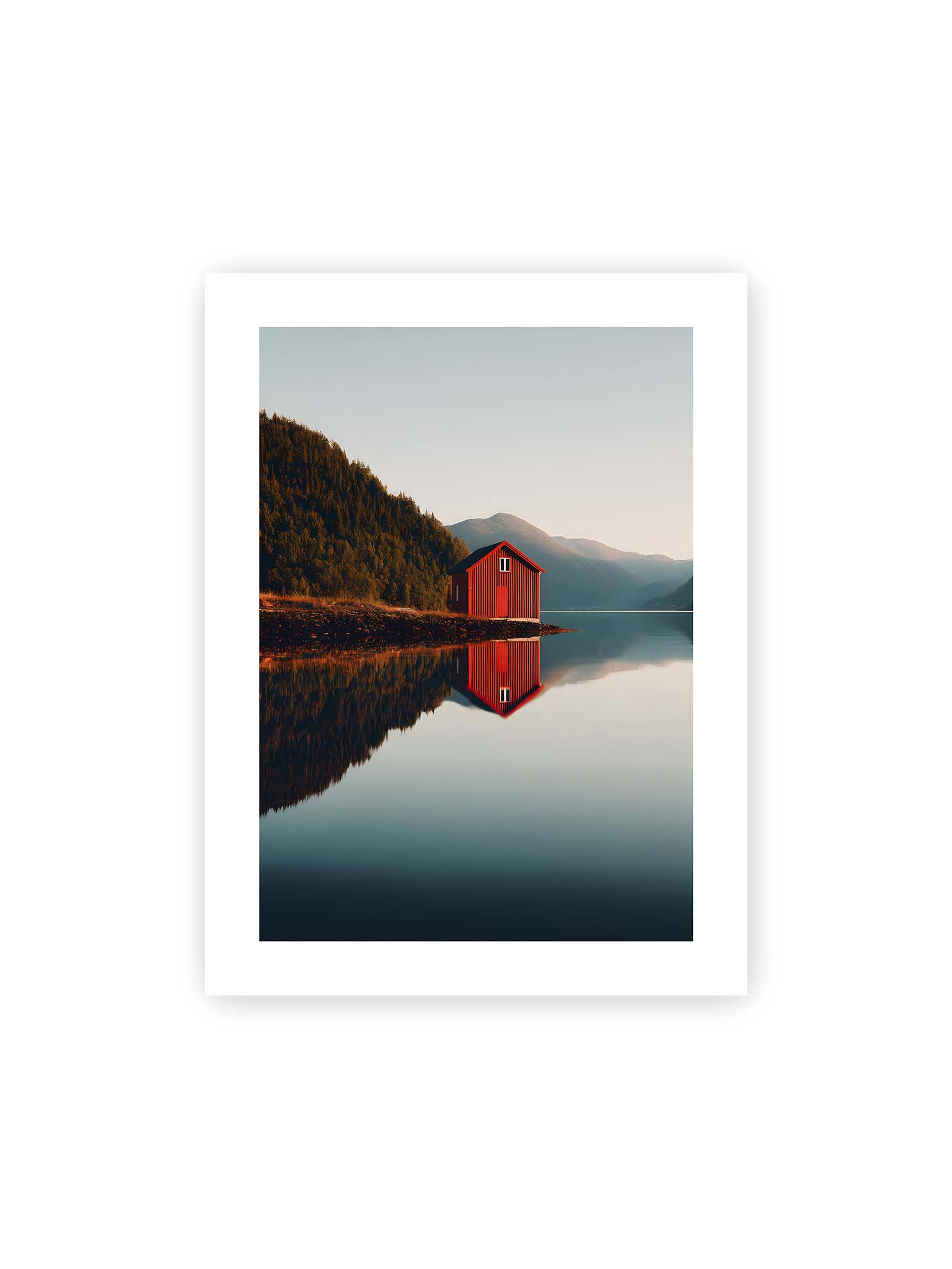 30x40 cm, weißer Galerie-Rand – Rotes Haus am Ufer eines Fjords, mit den Bergen und dem Himmel, die sich im Wasser spiegeln.