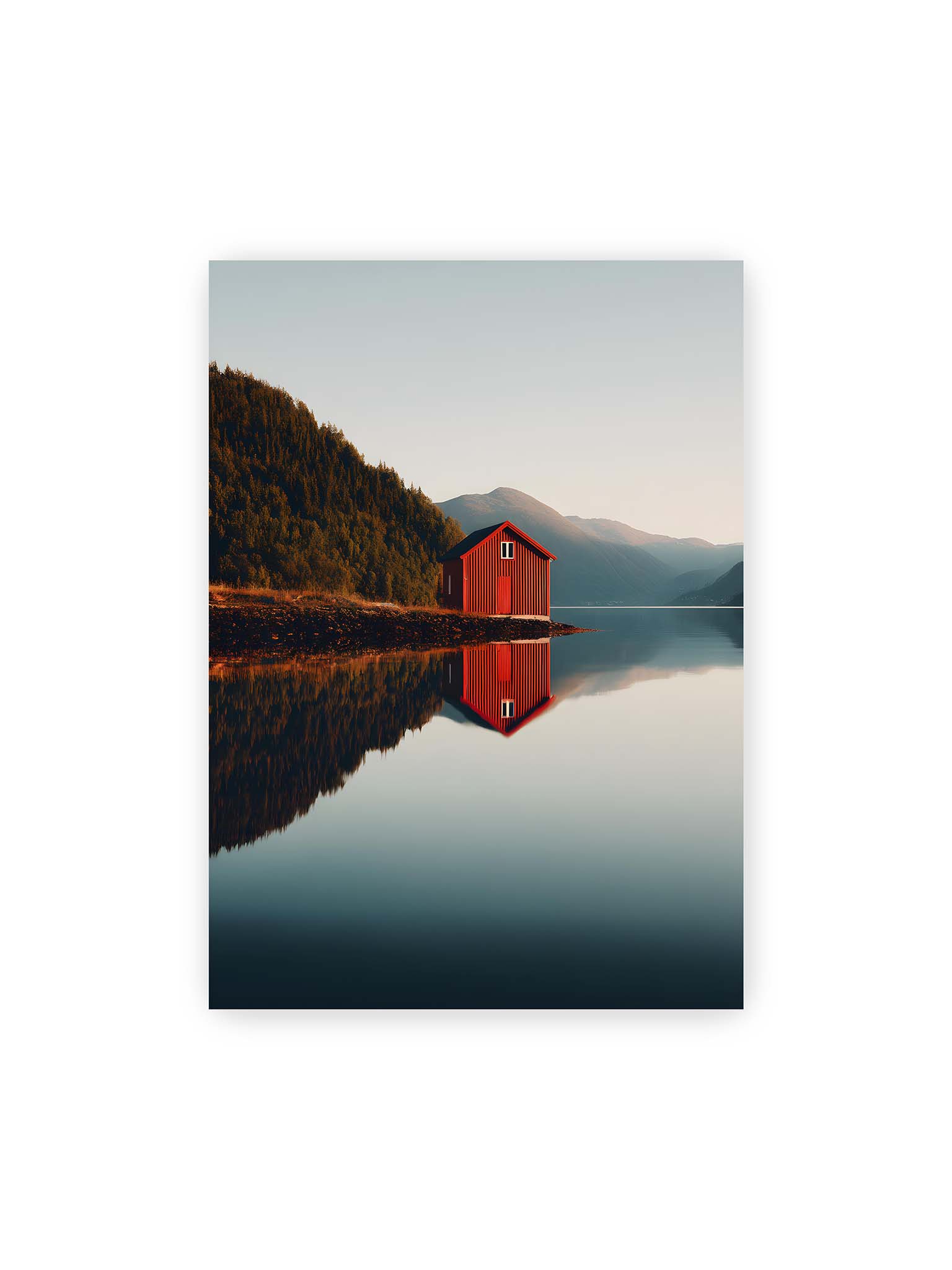 50x70 cm – Rotes Haus am Ufer eines Fjords, mit den Bergen und dem Himmel, die sich im Wasser spiegeln.