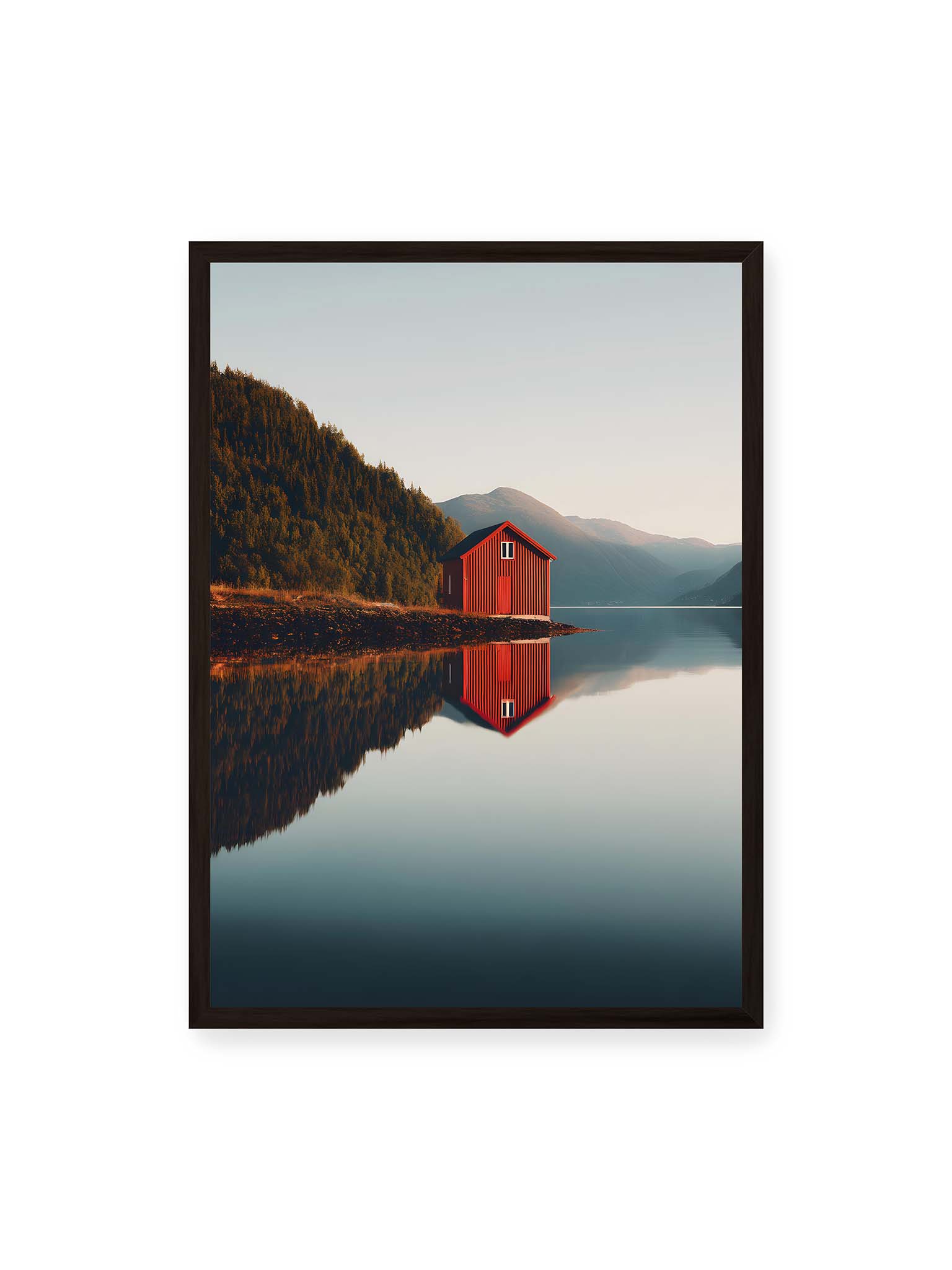 50x70 cm, schwarzer Rahmen – Rotes Haus am Ufer eines Fjords, mit den Bergen und dem Himmel, die sich im Wasser spiegeln.
