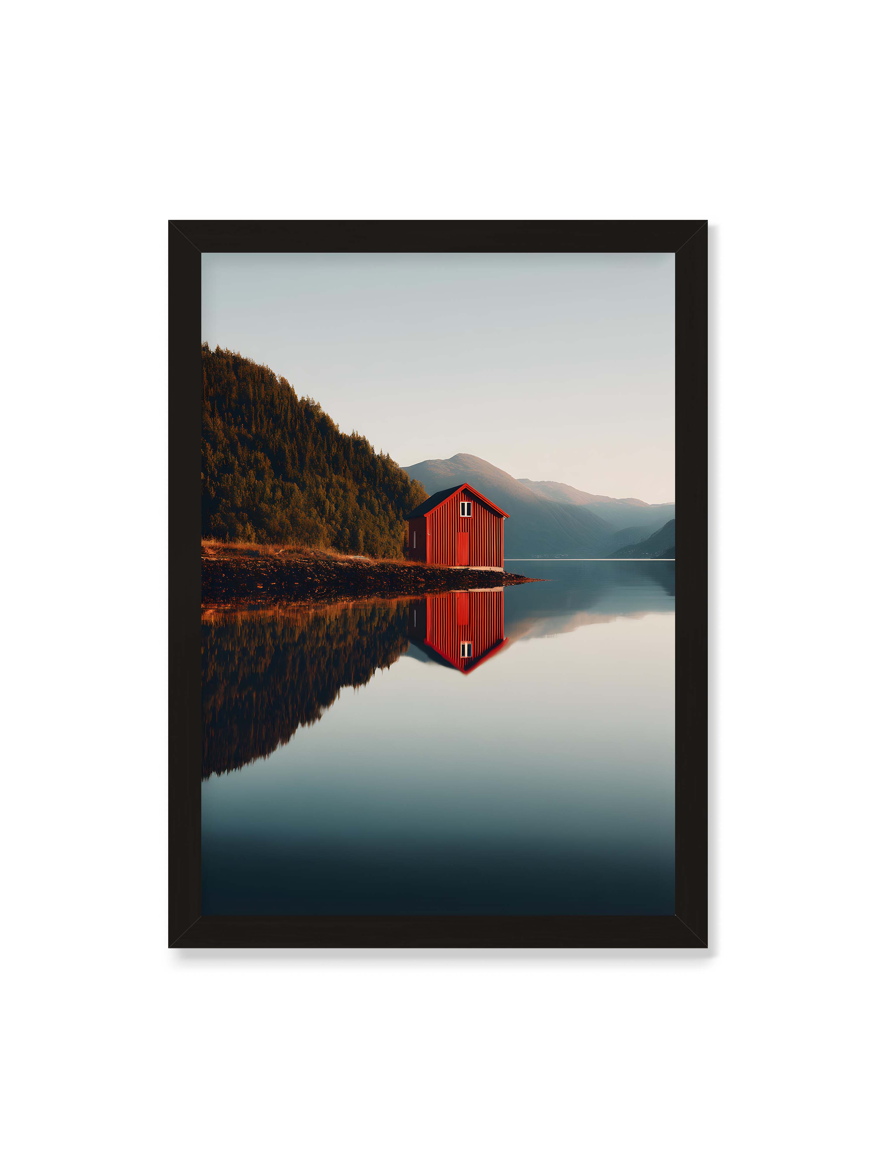 50x70 cm ohne Galerie-Rand mit schwarzem Rahmen – Rotes Haus am Ufer eines Fjords, mit den Bergen und dem Himmel, die sich im Wasser spiegeln.