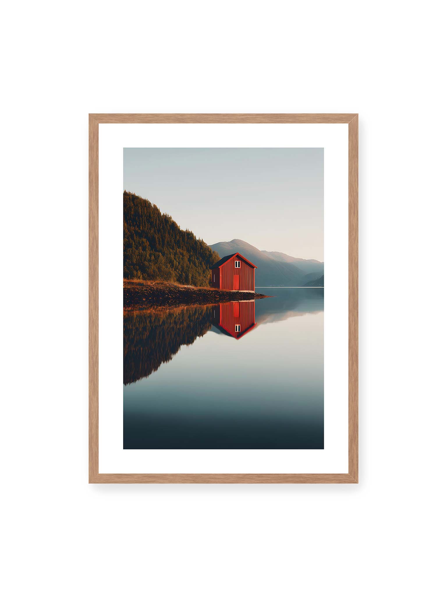 50x70 cm, weißer Galerie-Rand, Eichenrahmen – Rotes Haus am Ufer eines Fjords, mit den Bergen und dem Himmel, die sich im Wasser spiegeln.