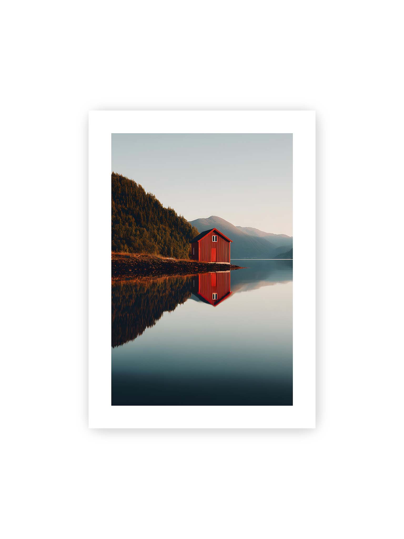 50x70 cm, weißer Galerie-Rand – Rotes Haus am Ufer eines Fjords, mit den Bergen und dem Himmel, die sich im Wasser spiegeln.