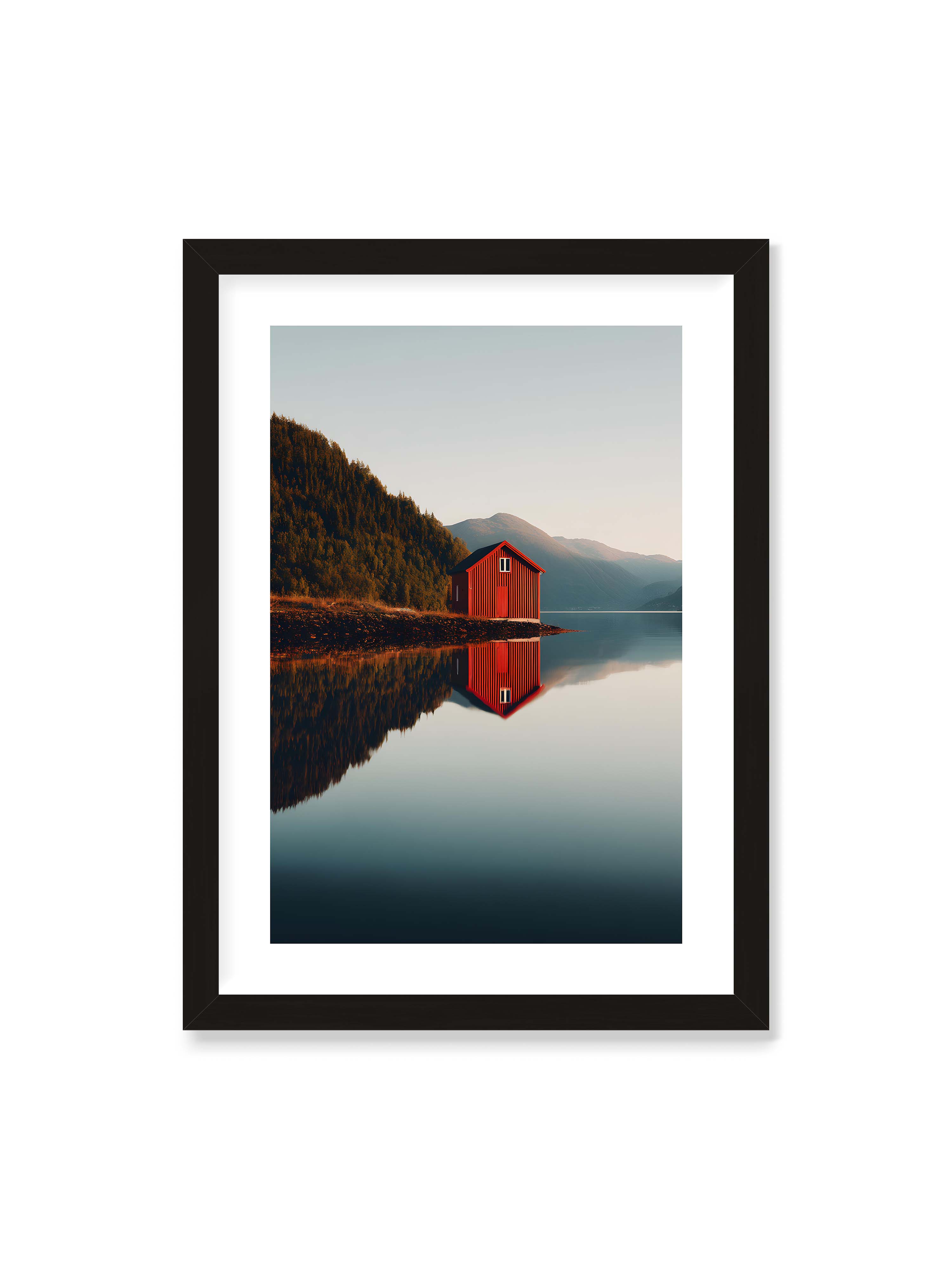 50x70 cm mit weißem Galerie-Rand mit schwarzem Rahmen – Rotes Haus am Ufer eines Fjords, mit den Bergen und dem Himmel, die sich im Wasser spiegeln.