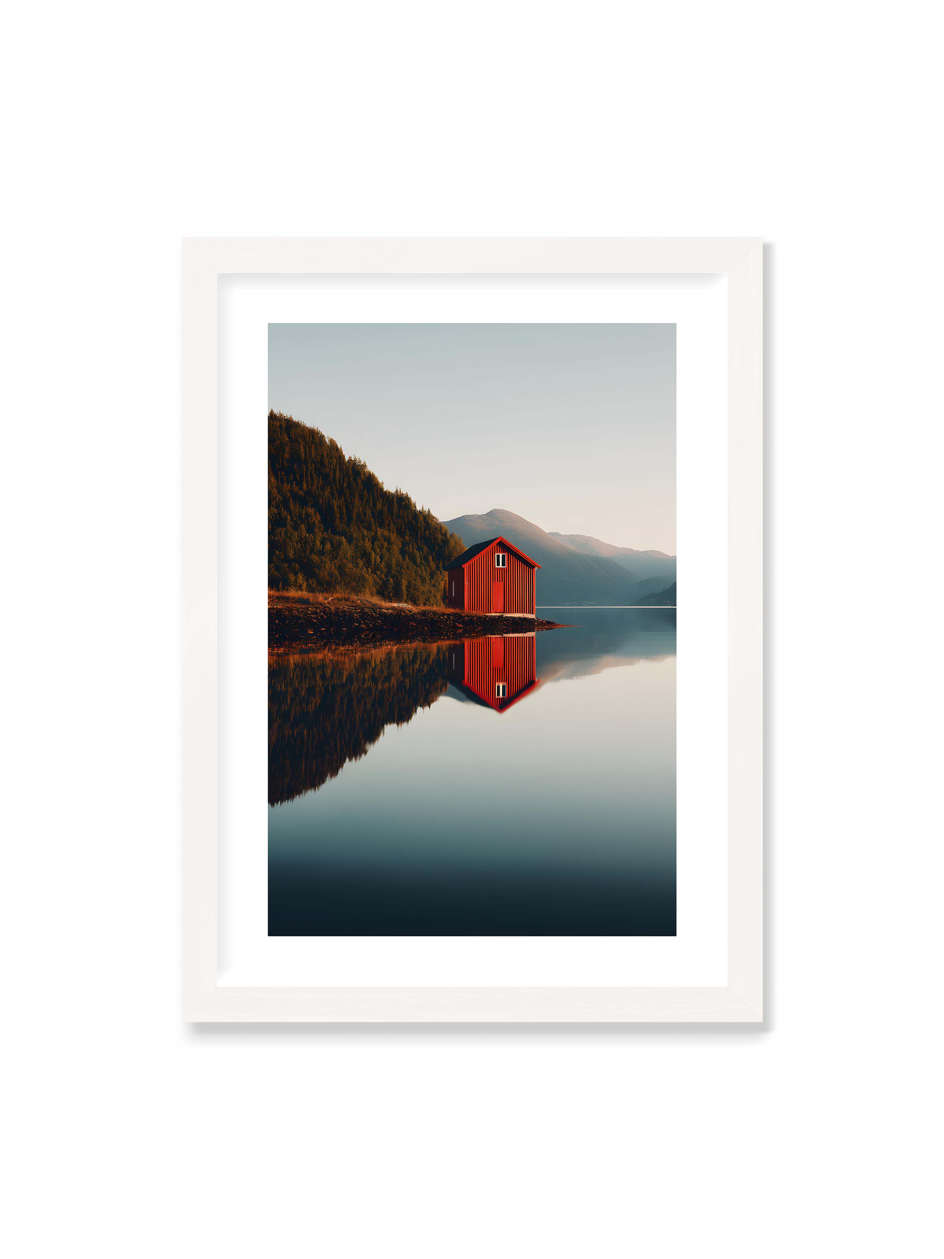 50x70 cm mit weißem Galerie-Rand mit weißem Rahmen – Rotes Haus am Ufer eines Fjords, mit den Bergen und dem Himmel, die sich im Wasser spiegeln.