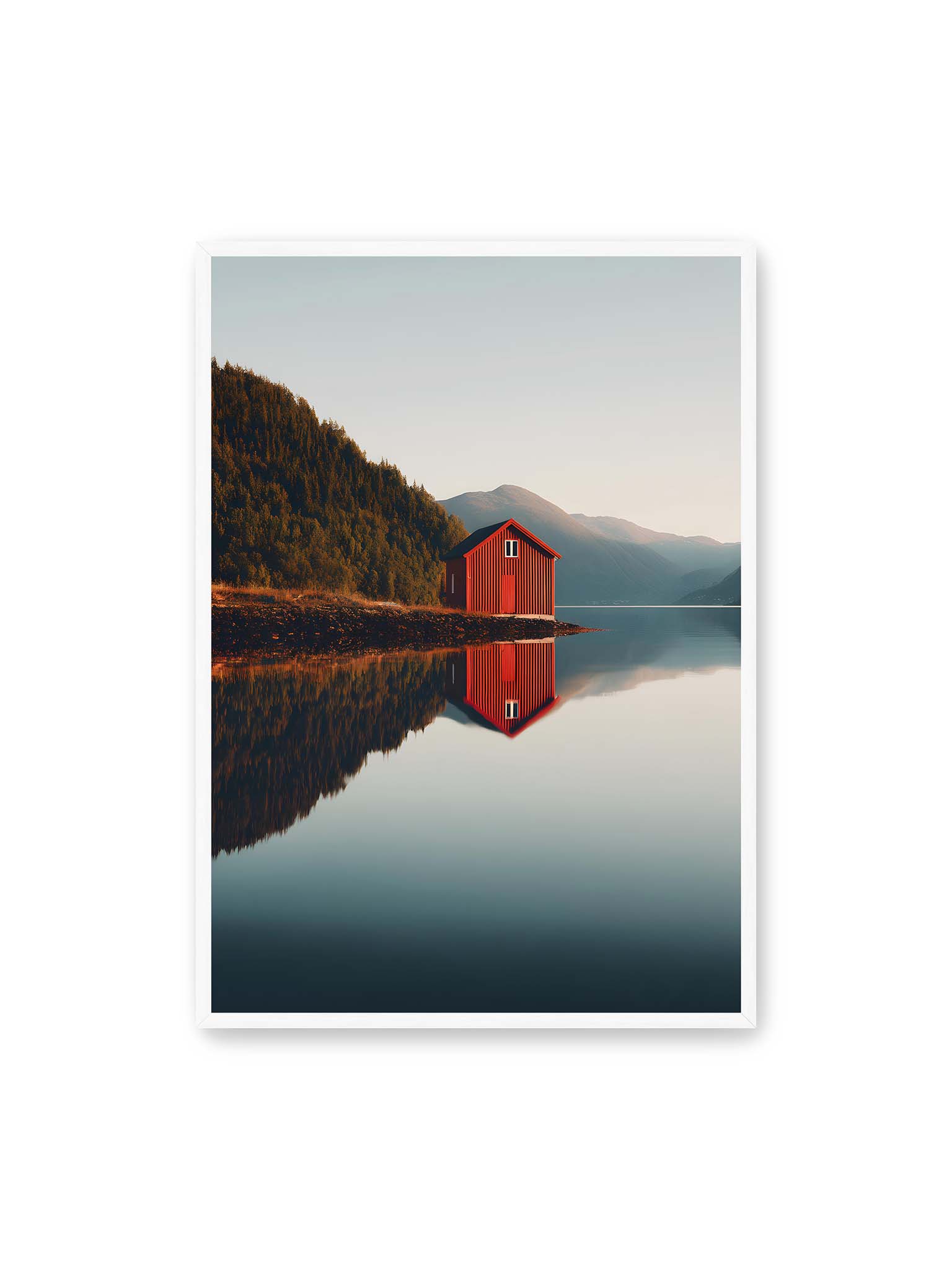 70x100 cm, weißer Rahmen – Rotes Haus am Ufer eines Fjords, mit den Bergen und dem Himmel, die sich im Wasser spiegeln.