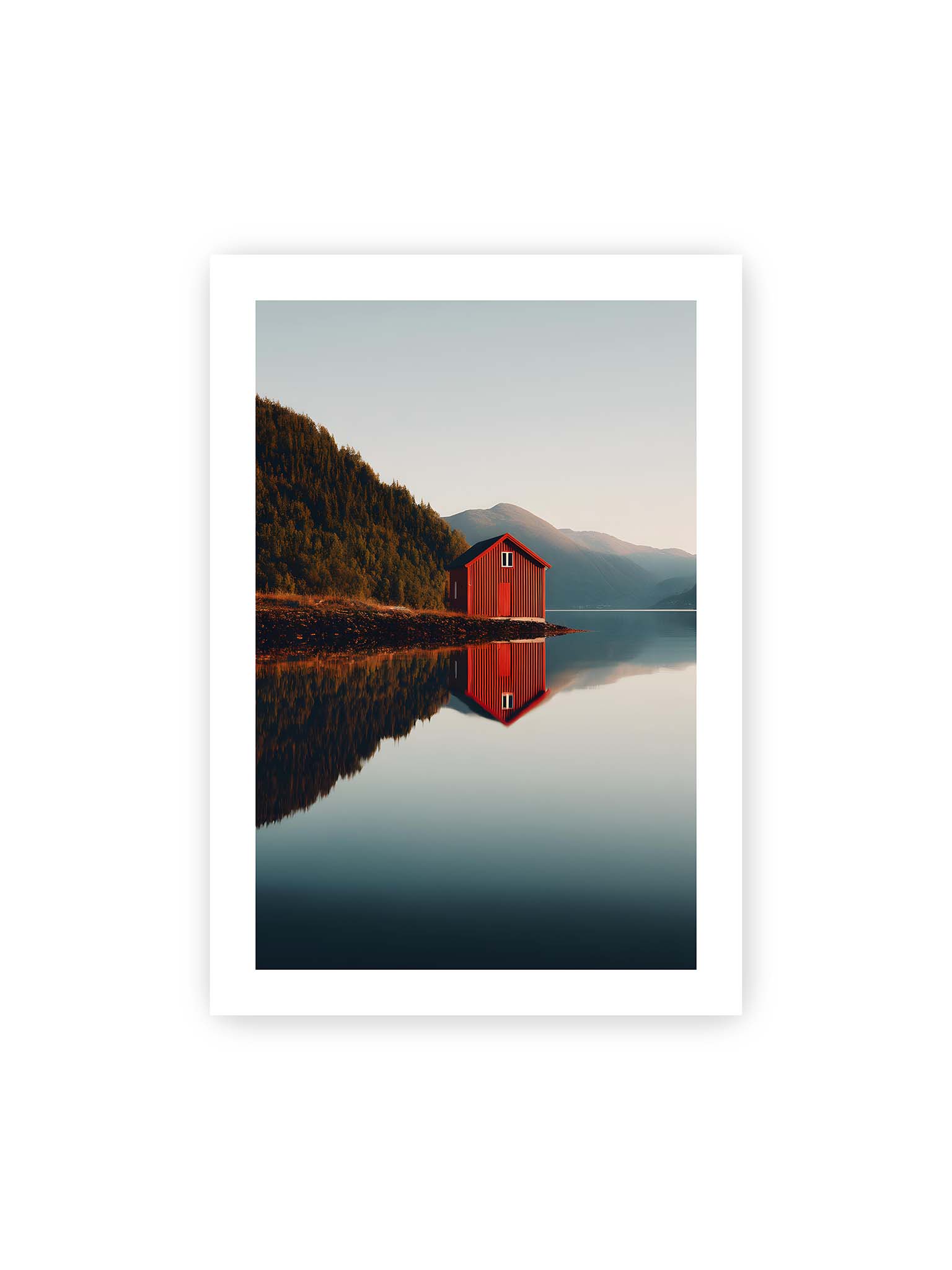 70x100 cm, weißer Galerie-Rand – Rotes Haus am Ufer eines Fjords, mit den Bergen und dem Himmel, die sich im Wasser spiegeln.
