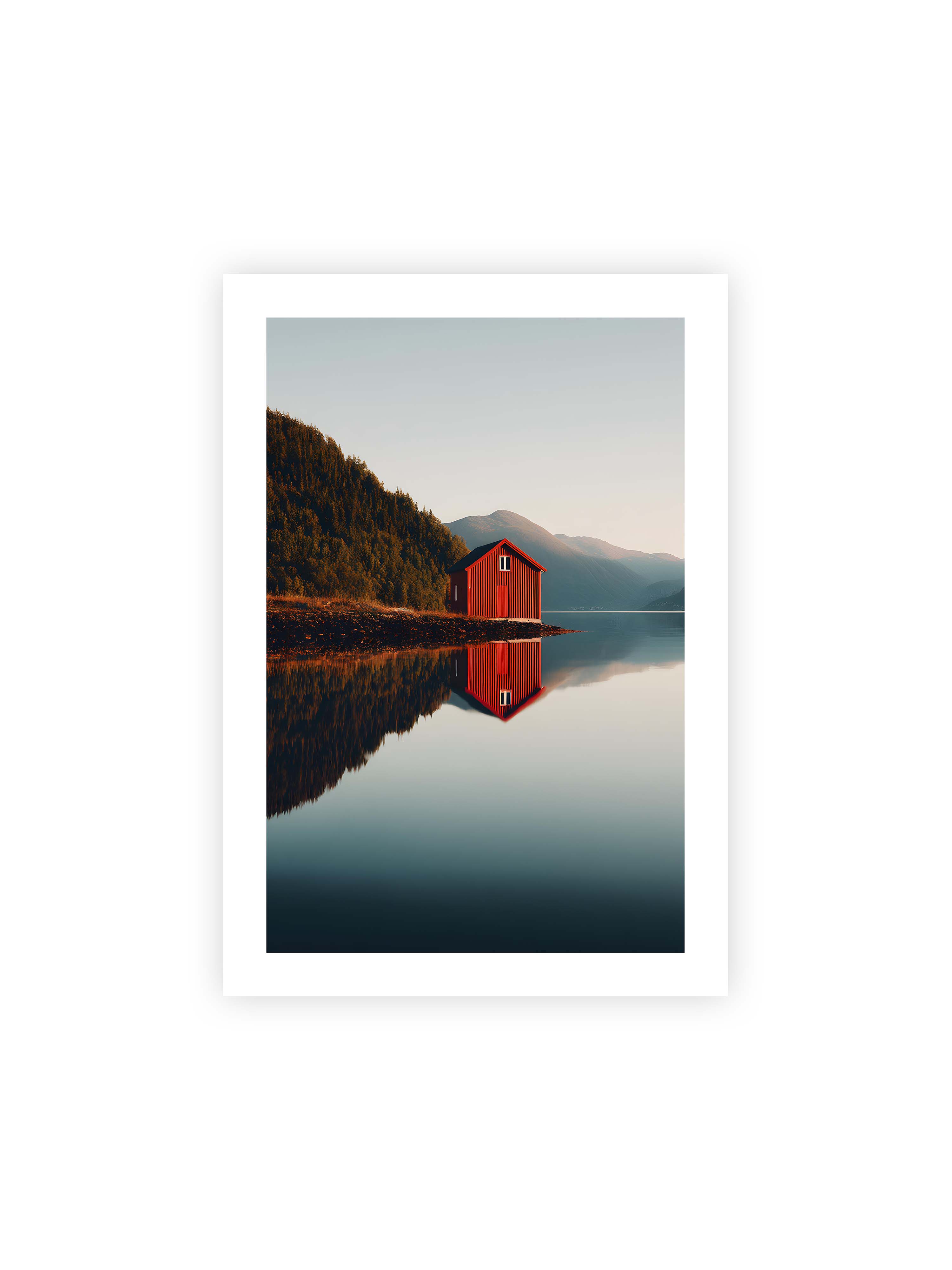 70x100 cm mit weißem Galerie-Rand ohne Rahmen – Rotes Haus am Ufer eines Fjords, mit den Bergen und dem Himmel, die sich im Wasser spiegeln.