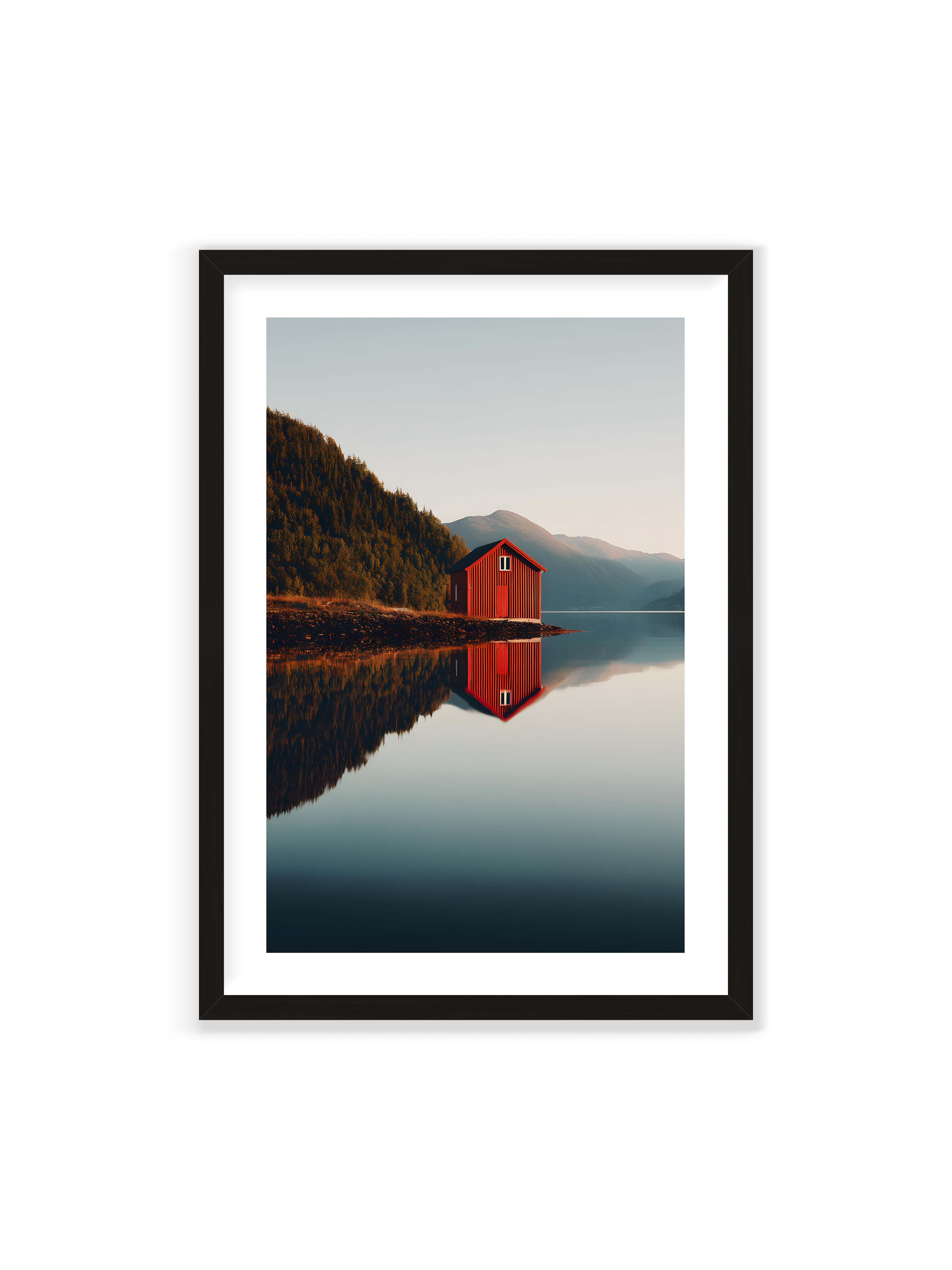 70x100 cm mit weißem Galerie-Rand mit schwarzem Rahmen – Rotes Haus am Ufer eines Fjords, mit den Bergen und dem Himmel, die sich im Wasser spiegeln.