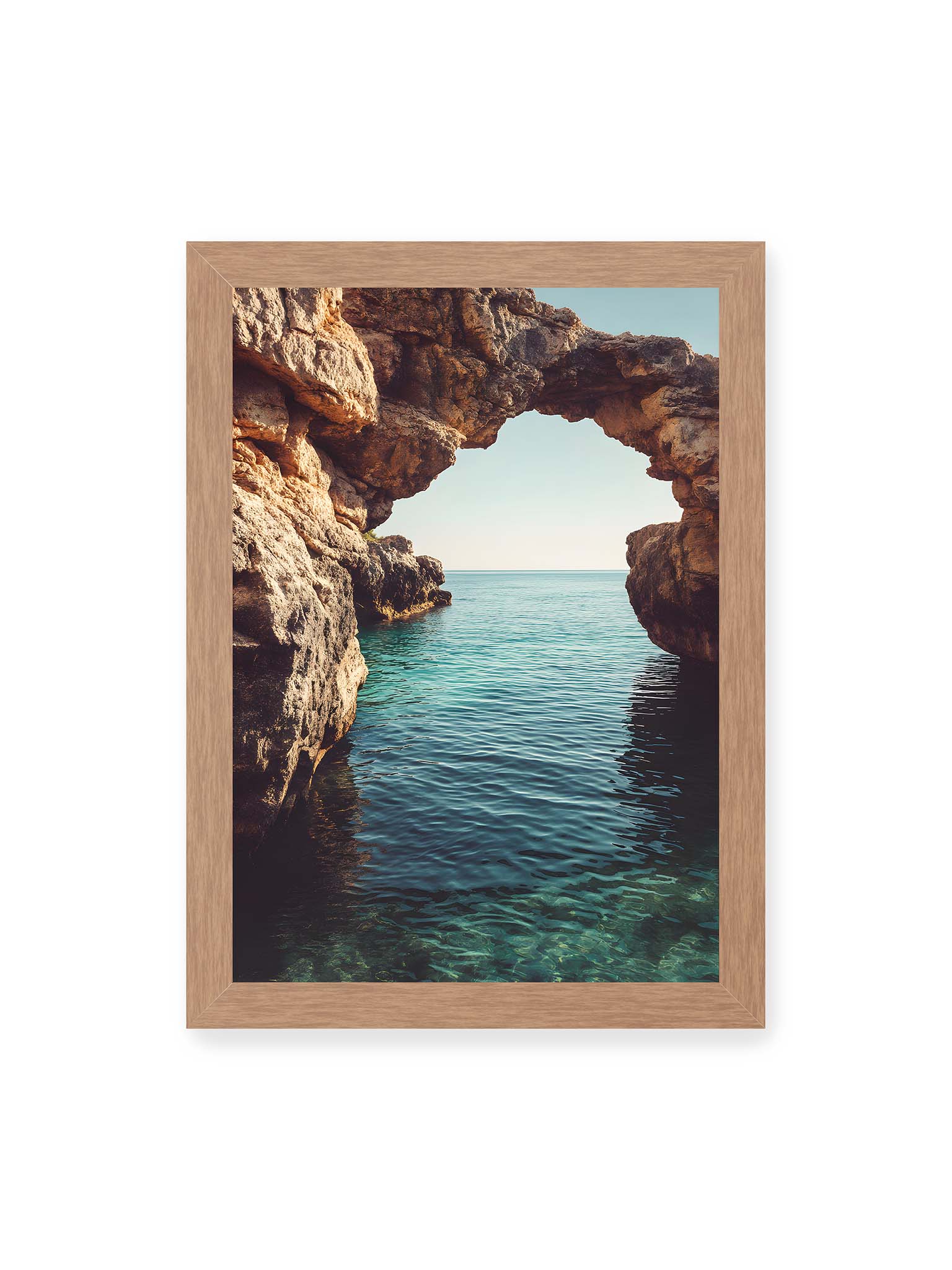 21x30 cm, Eichenrahmen – Felsenbogen mit Blick auf das klare, türkisfarbene Meer und die weite Küstenlandschaft der Algarve.