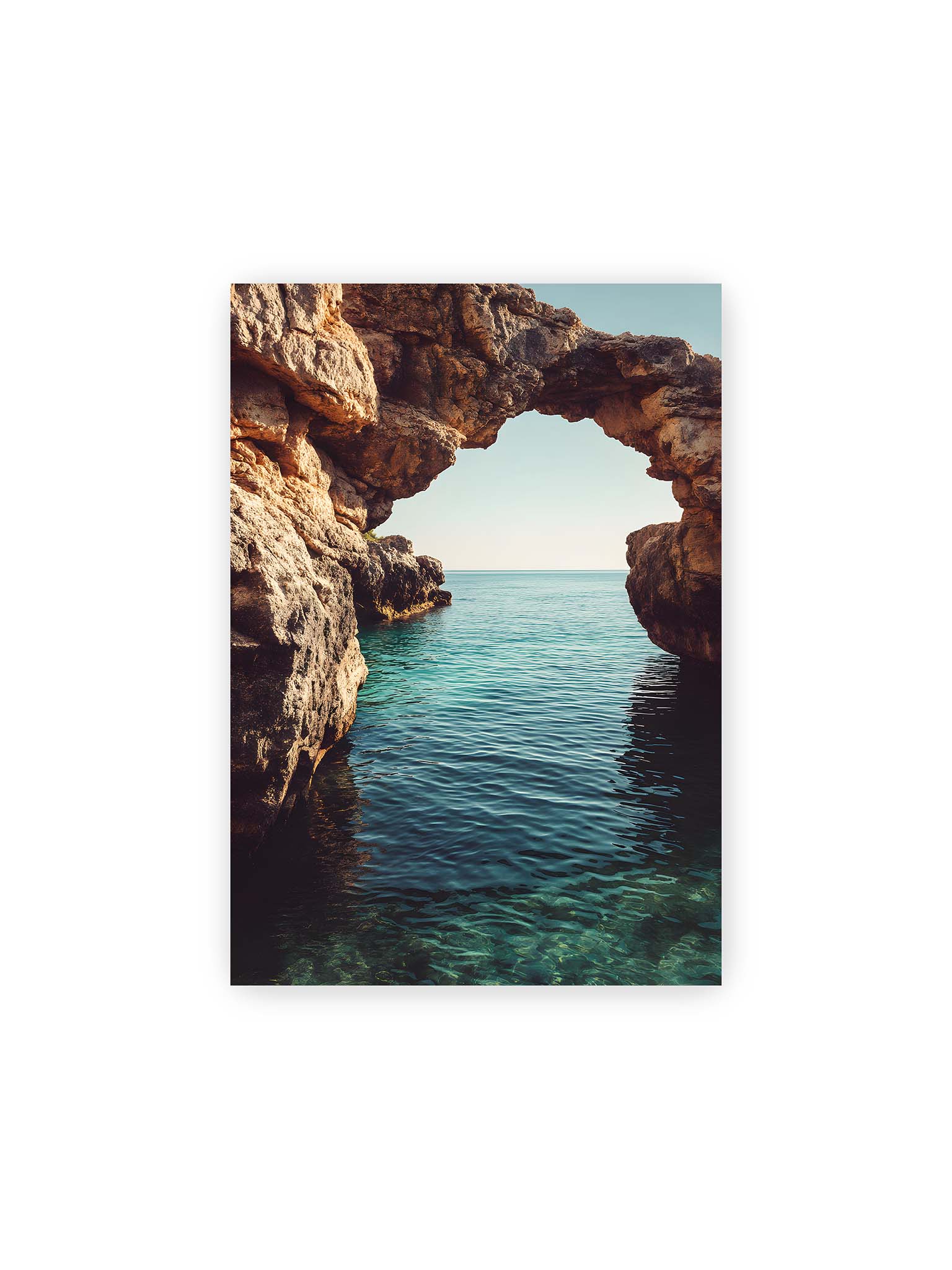 21x30 cm – Felsenbogen mit Blick auf das klare, türkisfarbene Meer und die weite Küstenlandschaft der Algarve.