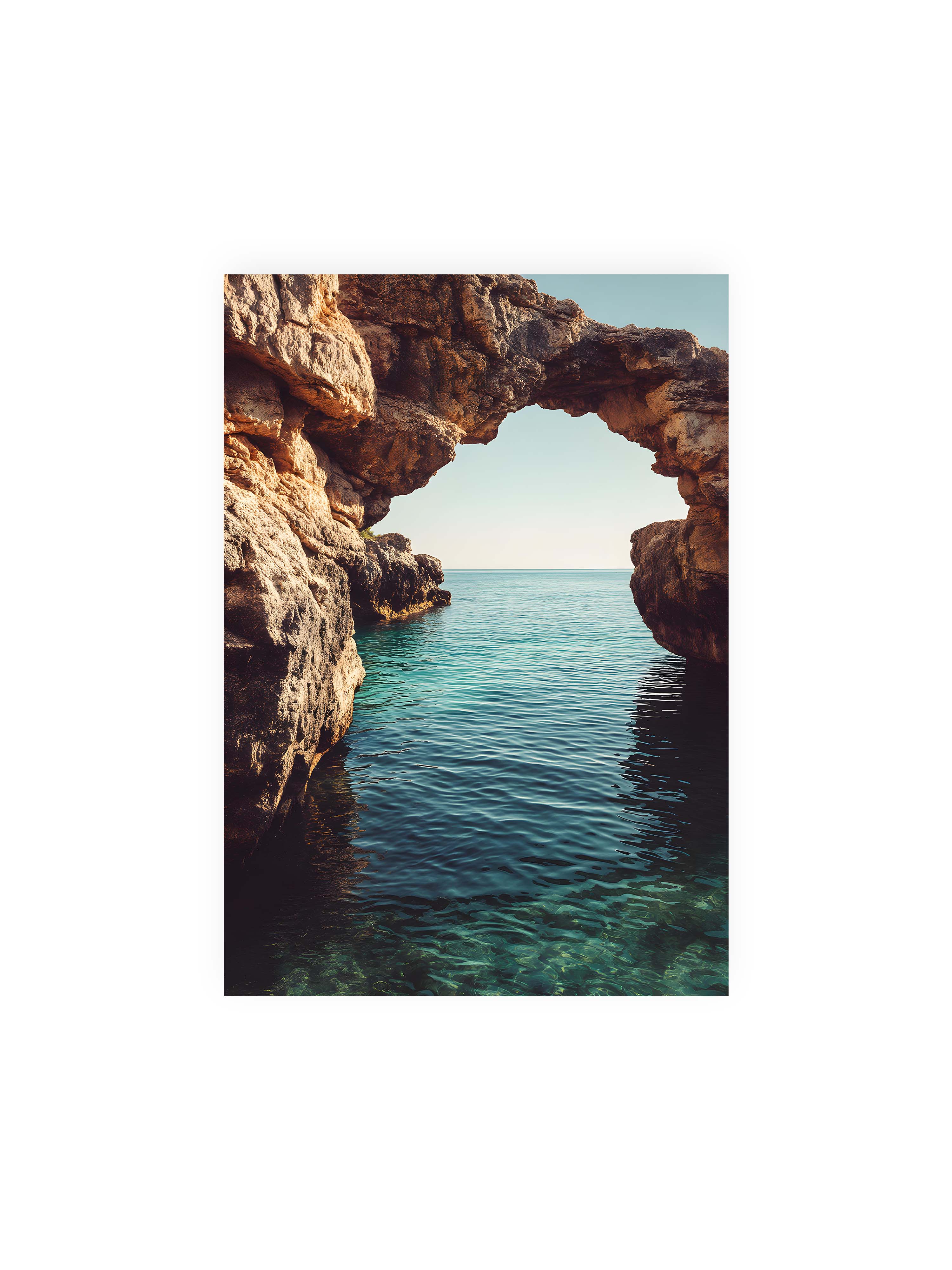 21x30 cm ohne Galerie-Rand ohne Rahmen – Felsenbogen mit Blick auf das klare, türkisfarbene Meer und die weite Küstenlandschaft.