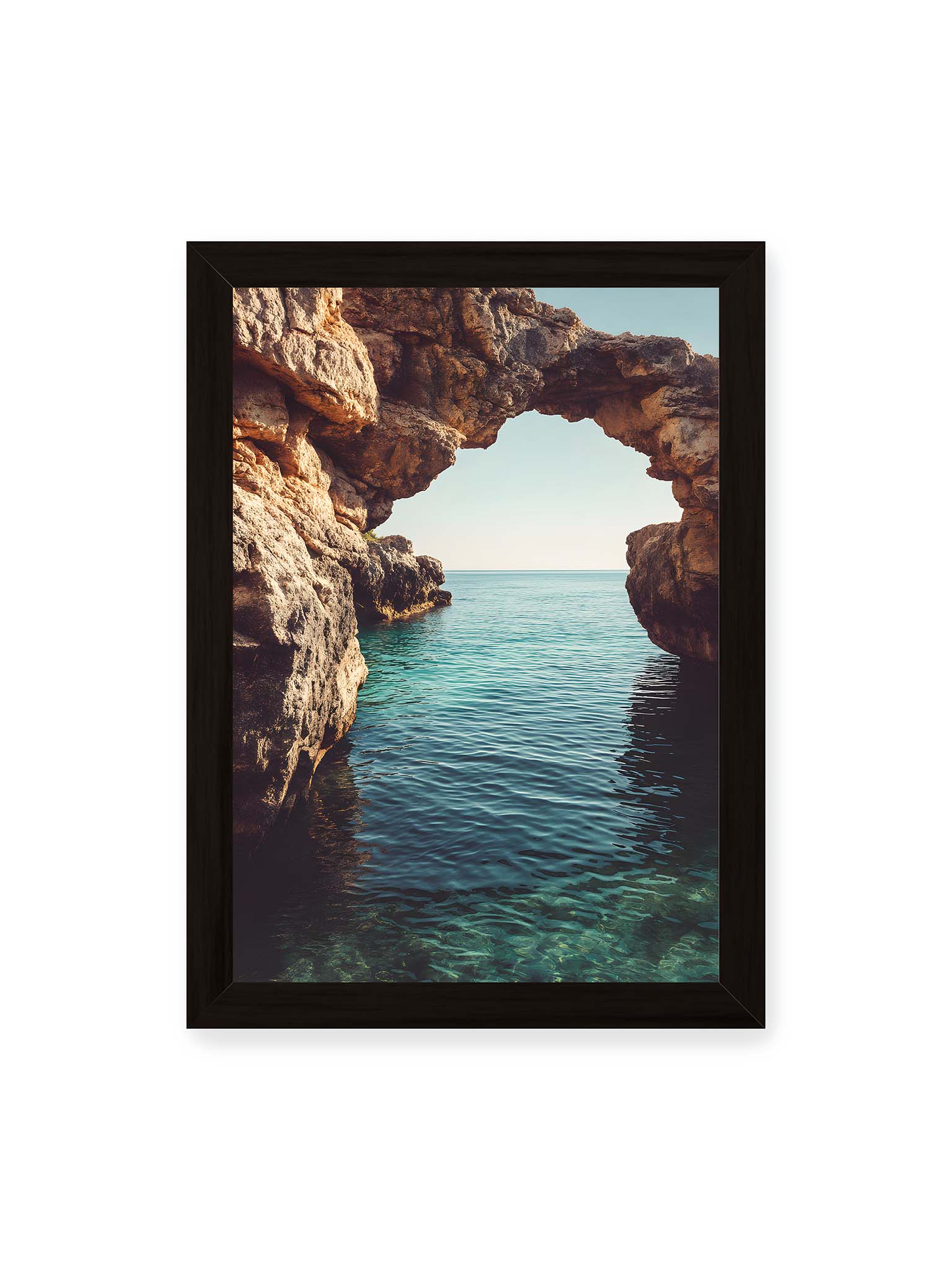 21x30 cm, schwarzer Rahmen – Felsenbogen mit Blick auf das klare, türkisfarbene Meer und die weite Küstenlandschaft der Algarve.