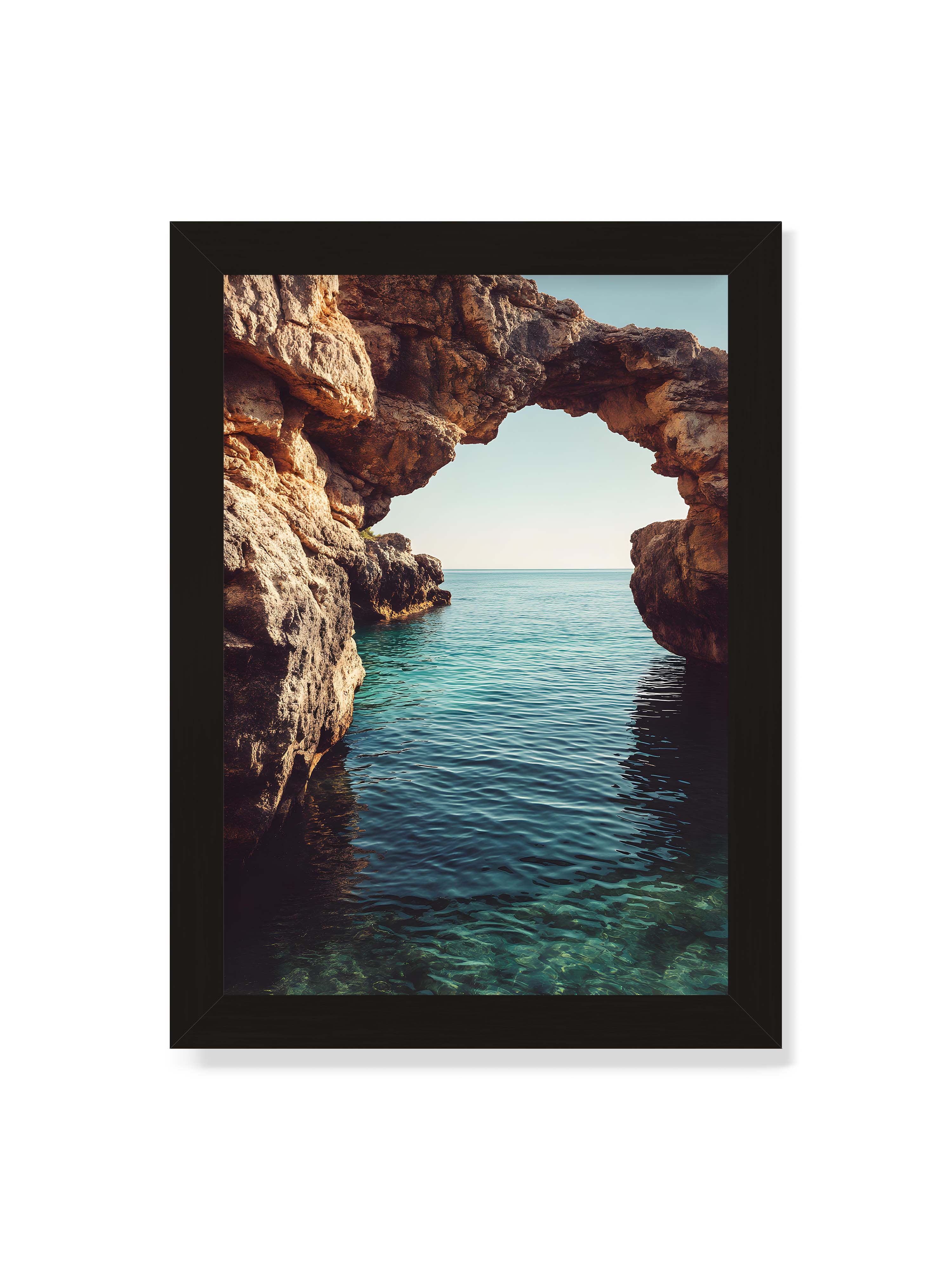 21x30 cm ohne Galerie-Rand mit schwarzem Rahmen – Felsenbogen mit Blick auf das klare, türkisfarbene Meer und die weite Küstenlandschaft.