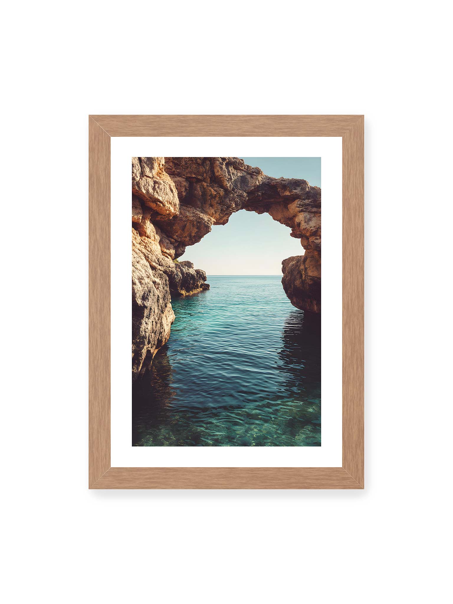 21x30 cm, weißer Galerie-Rand, Eichenrahmen – Felsenbogen mit Blick auf das klare, türkisfarbene Meer und die weite Küstenlandschaft der Algarve.