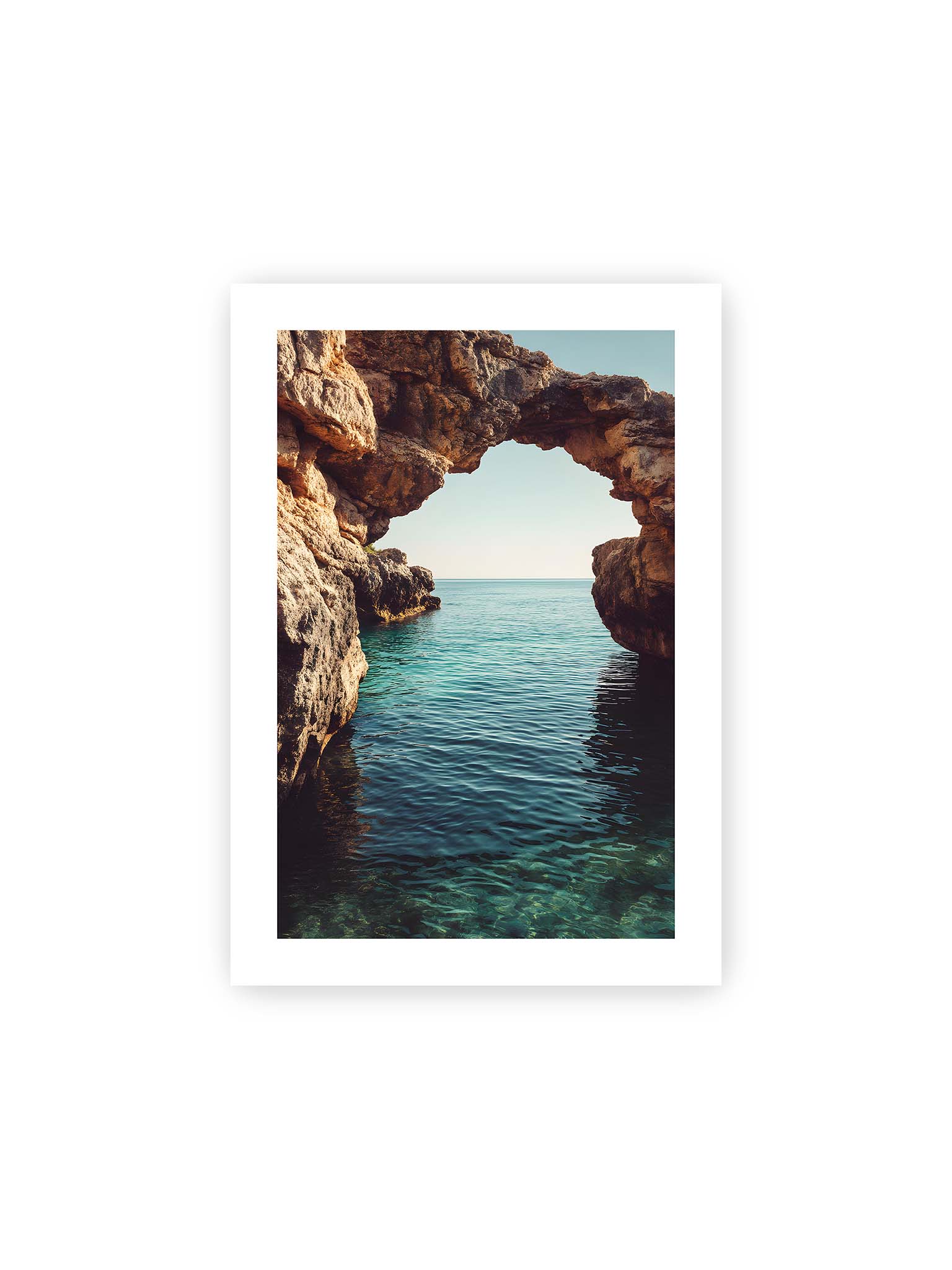 21x30 cm, weißer Galerie-Rand – Felsenbogen mit Blick auf das klare, türkisfarbene Meer und die weite Küstenlandschaft der Algarve.