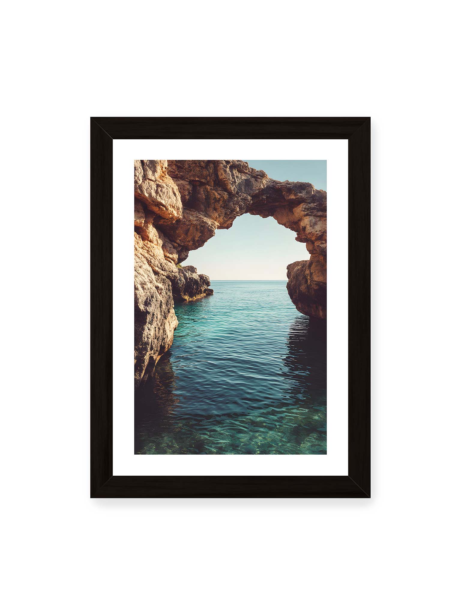 21x30 cm, weißer Galerie-Rand, schwarzer Rahmen – Felsenbogen mit Blick auf das klare, türkisfarbene Meer und die weite Küstenlandschaft der Algarve.