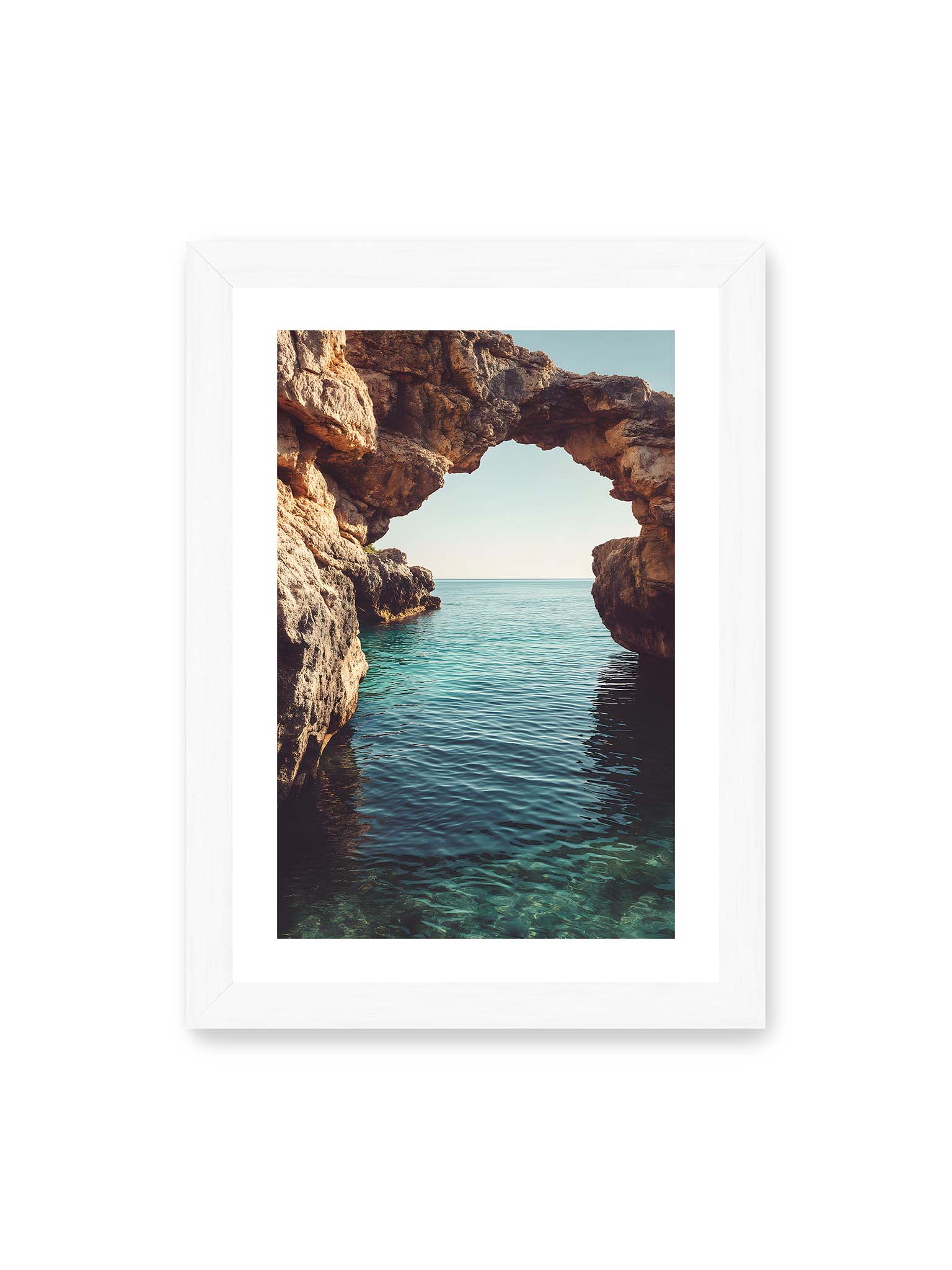 21x30 cm, weißer Galerie-Rand, weißer Rahmen – Felsenbogen mit Blick auf das klare, türkisfarbene Meer und die weite Küstenlandschaft der Algarve.