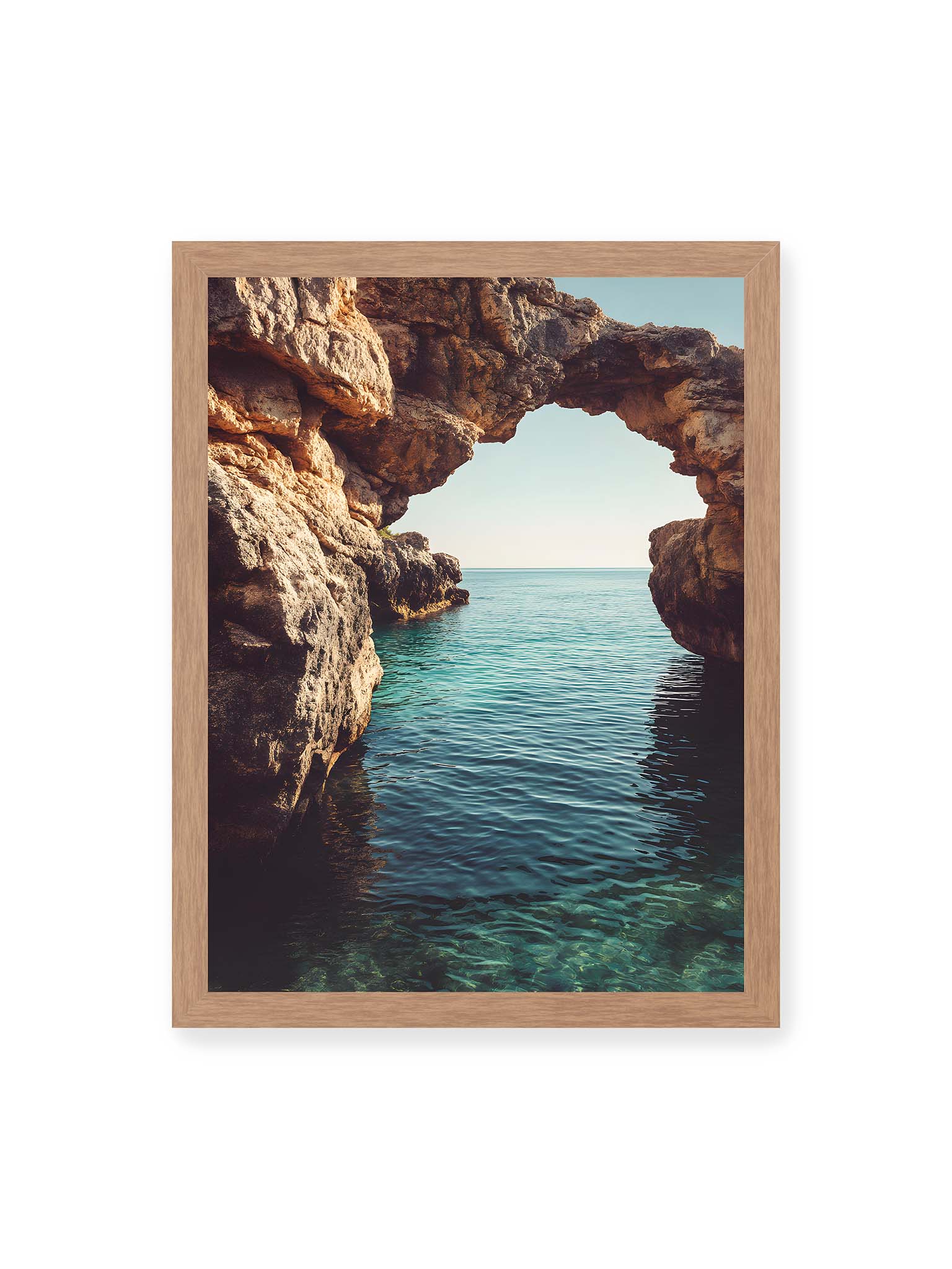 30x40 cm, Eichenrahmen – Felsenbogen mit Blick auf das klare, türkisfarbene Meer und die weite Küstenlandschaft der Algarve.