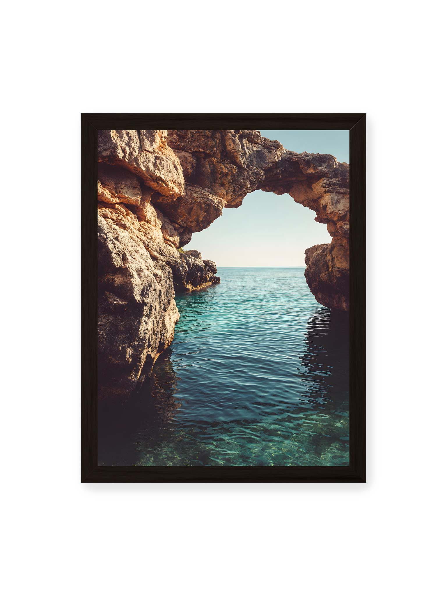 30x40 cm, schwarzer Rahmen – Felsenbogen mit Blick auf das klare, türkisfarbene Meer und die weite Küstenlandschaft der Algarve.