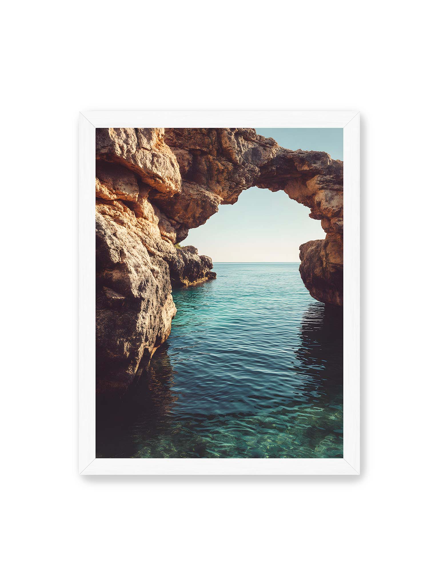 30x40 cm, weißer Rahmen – Felsenbogen mit Blick auf das klare, türkisfarbene Meer und die weite Küstenlandschaft der Algarve.