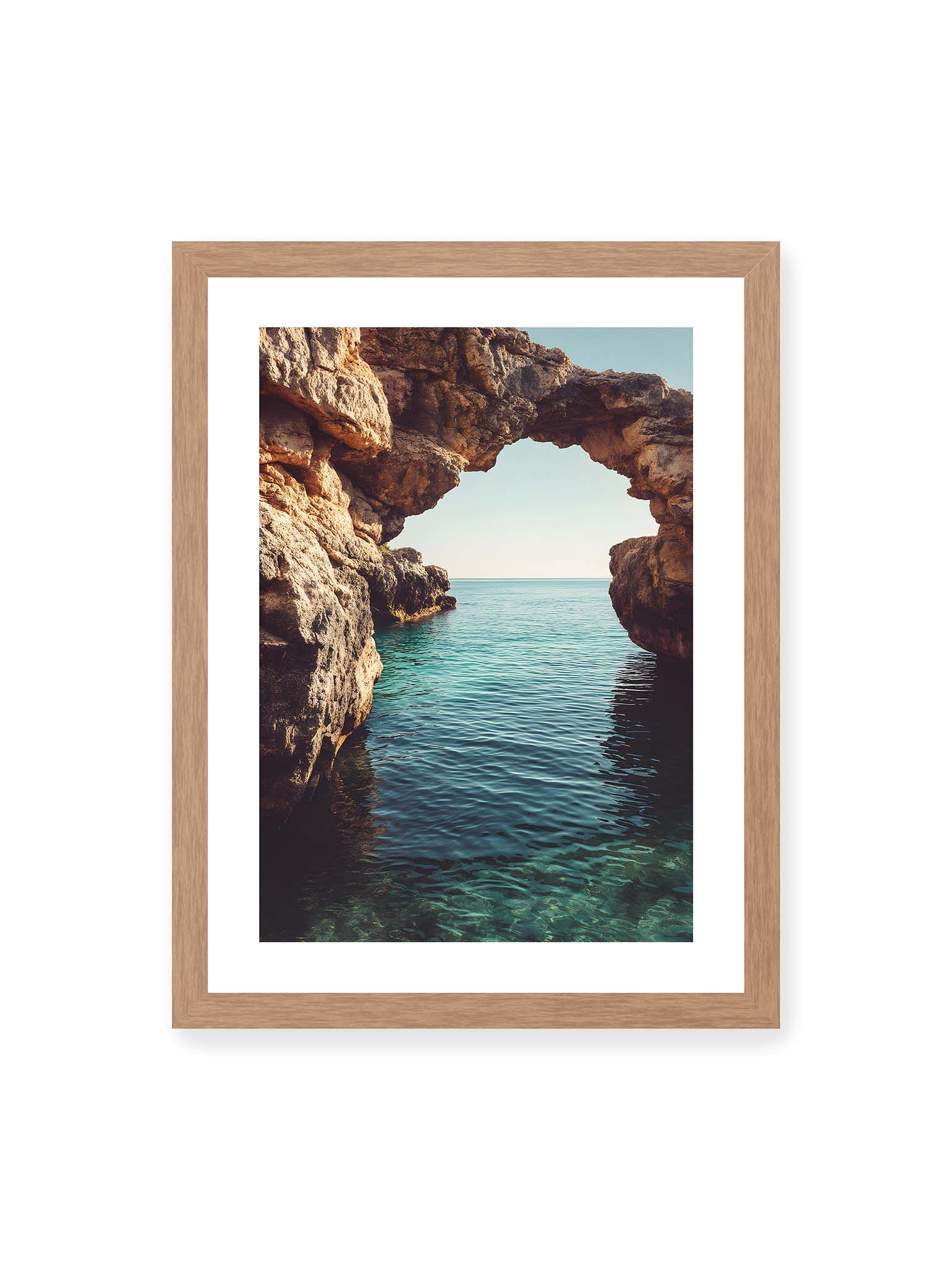 30x40 cm, weißer Galerie-Rand, Eichenrahmen – Felsenbogen mit Blick auf das klare, türkisfarbene Meer und die weite Küstenlandschaft der Algarve.