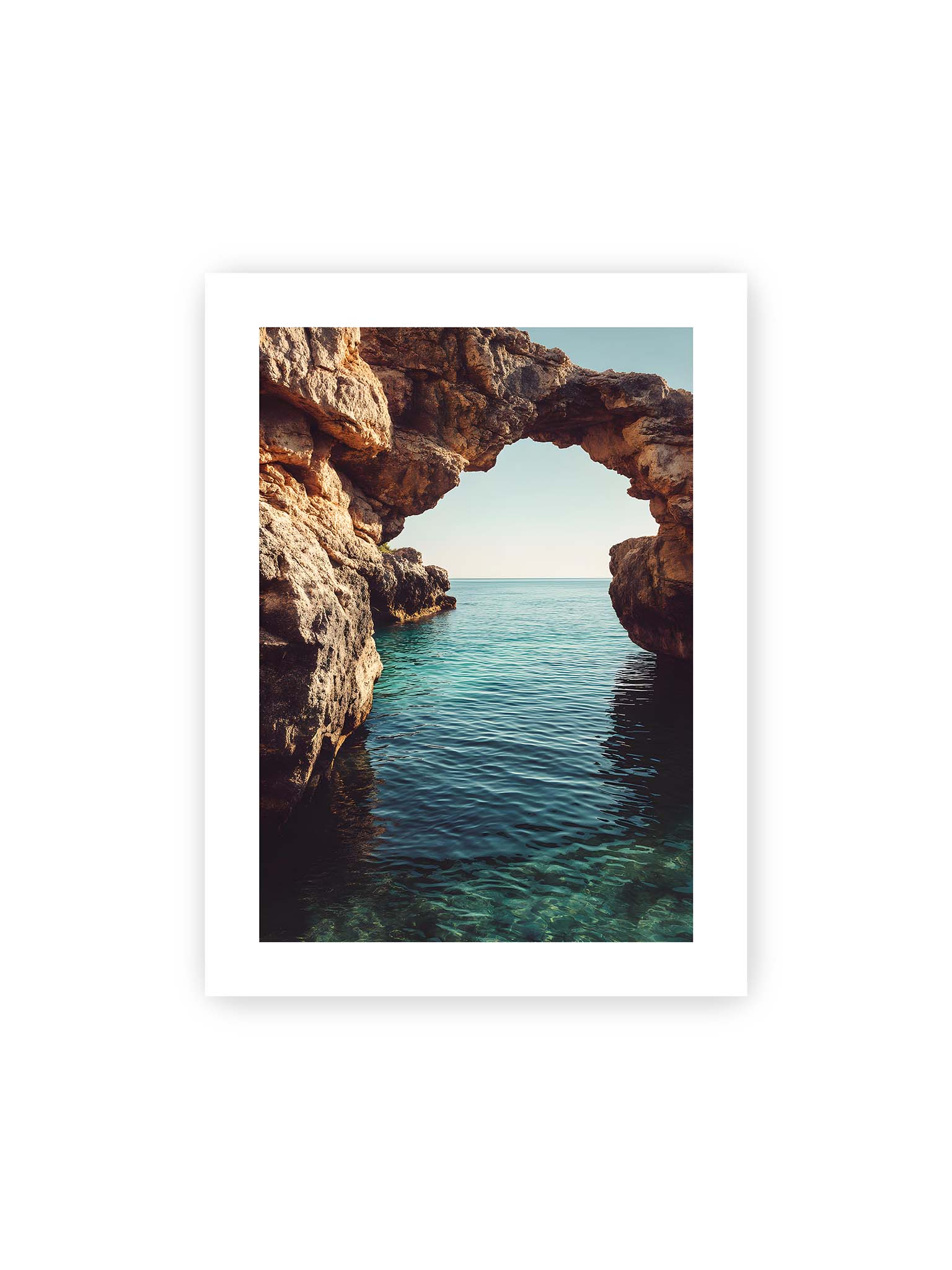 30x40 cm, weißer Galerie-Rand – Felsenbogen mit Blick auf das klare, türkisfarbene Meer und die weite Küstenlandschaft der Algarve.