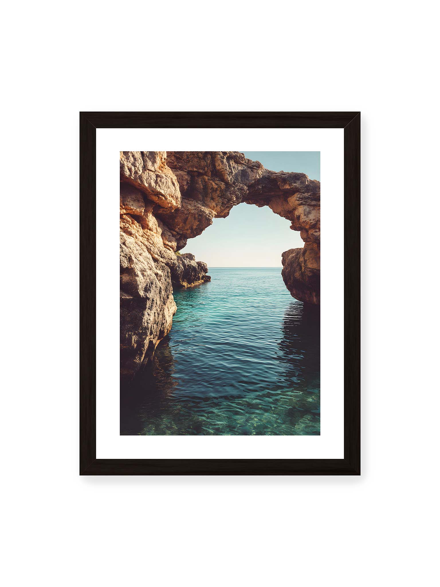 30x40 cm, weißer Galerie-Rand, schwarzer Rahmen – Felsenbogen mit Blick auf das klare, türkisfarbene Meer und die weite Küstenlandschaft der Algarve.