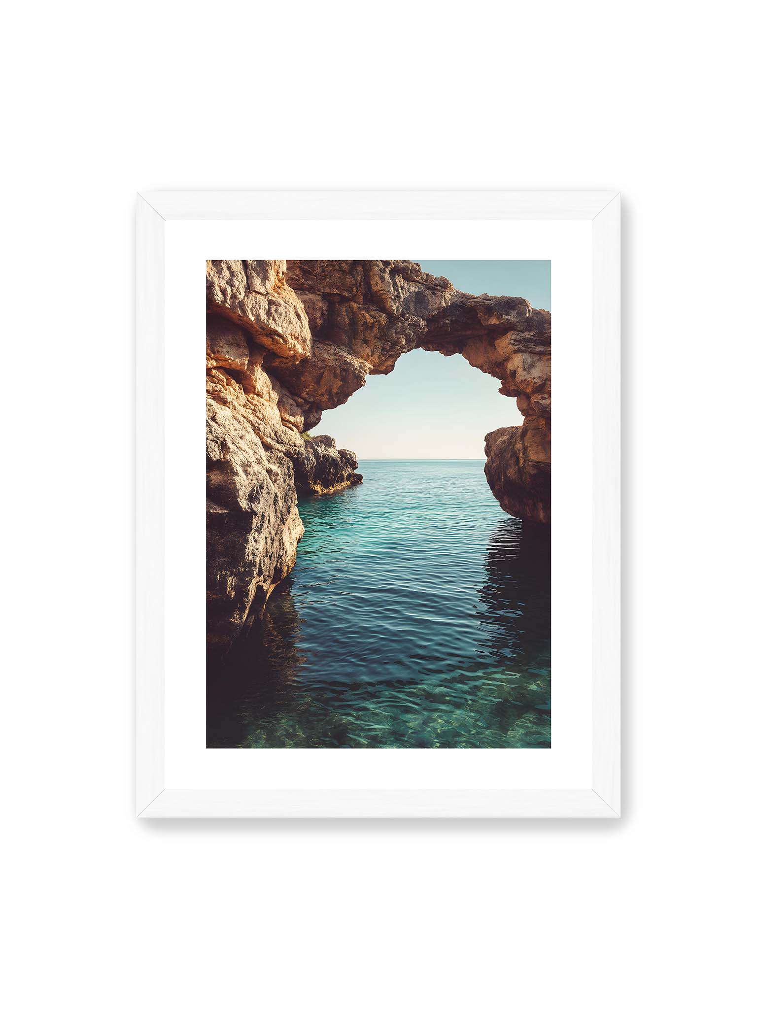 30x40 cm, weißer Galerie-Rand, weißer Rahmen – Felsenbogen mit Blick auf das klare, türkisfarbene Meer und die weite Küstenlandschaft der Algarve.