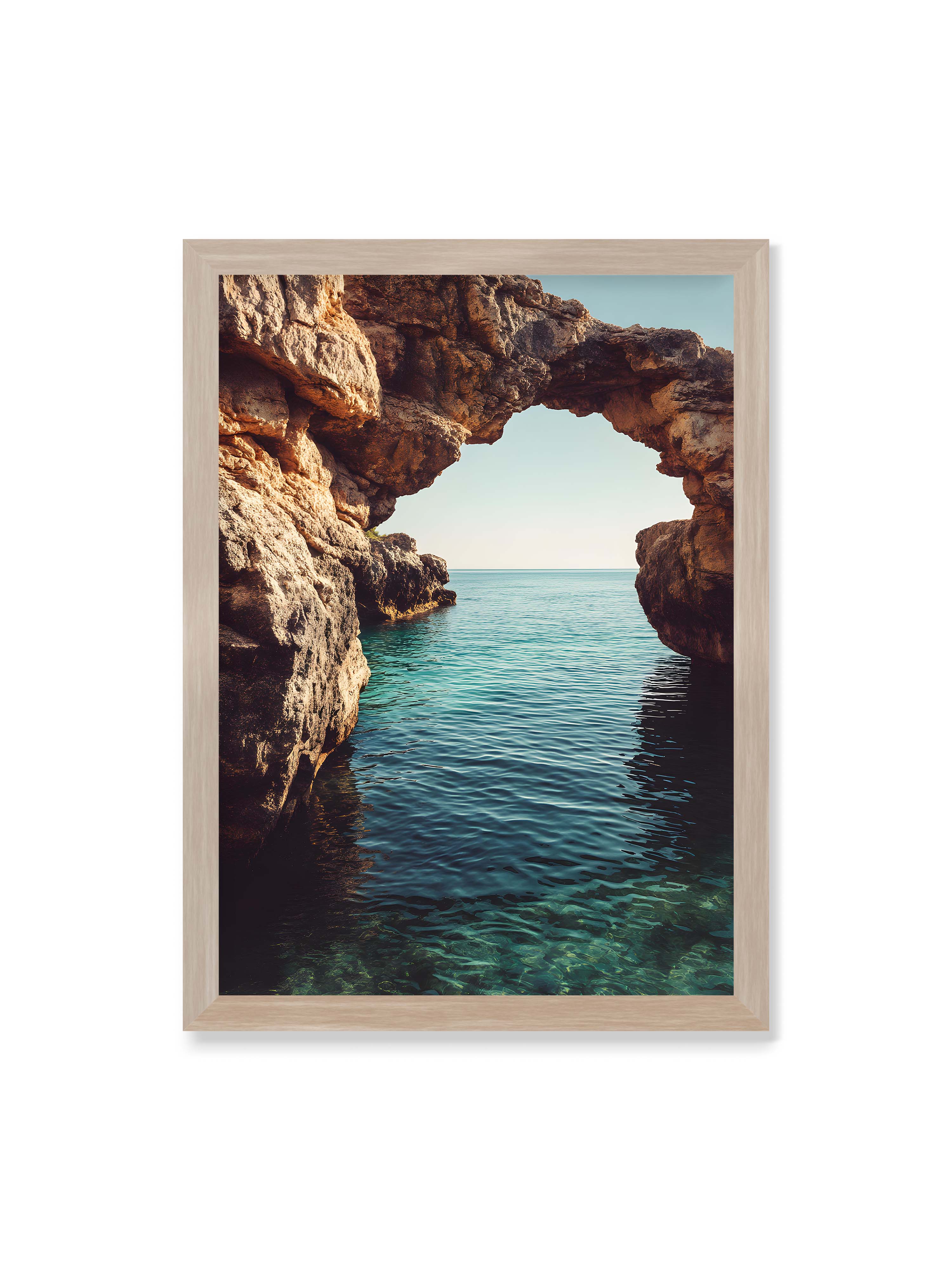 50x70 cm ohne Galerie-Rand im Eichenrahmen – Felsenbogen mit Blick auf das klare, türkisfarbene Meer und die weite Küstenlandschaft.