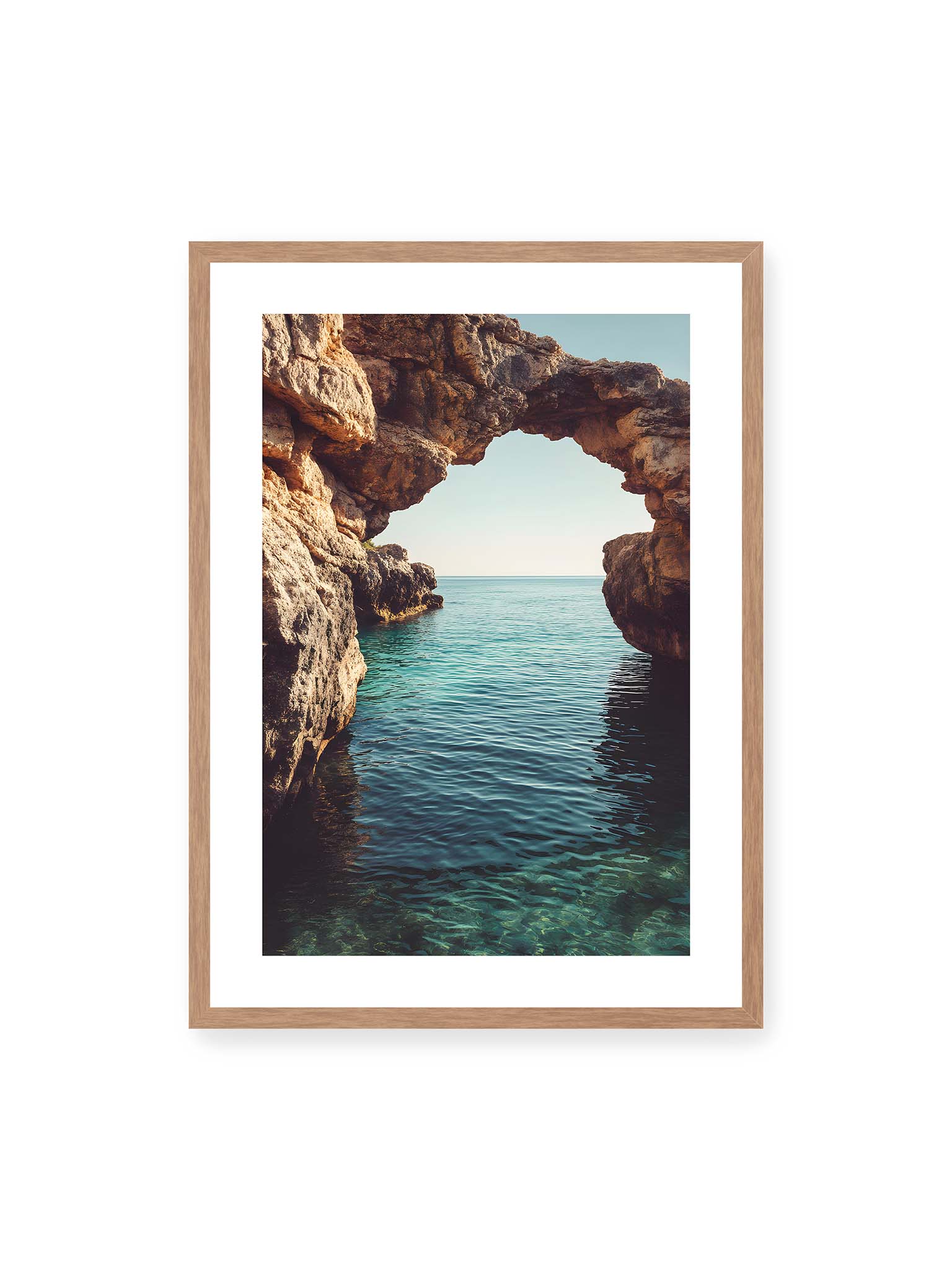 50x70 cm, weißer Galerie-Rand, Eichenrahmen – Felsenbogen mit Blick auf das klare, türkisfarbene Meer und die weite Küstenlandschaft der Algarve.