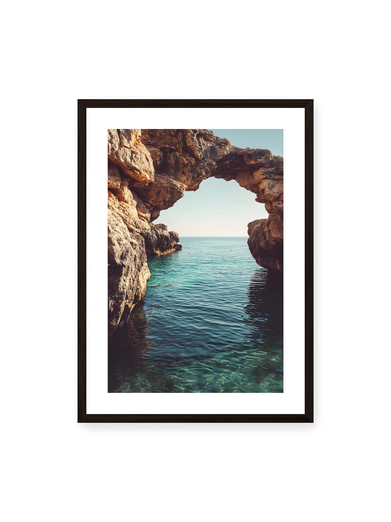 50x70 cm, weißer Galerie-Rand, schwarzer Rahmen – Felsenbogen mit Blick auf das klare, türkisfarbene Meer und die weite Küstenlandschaft der Algarve.