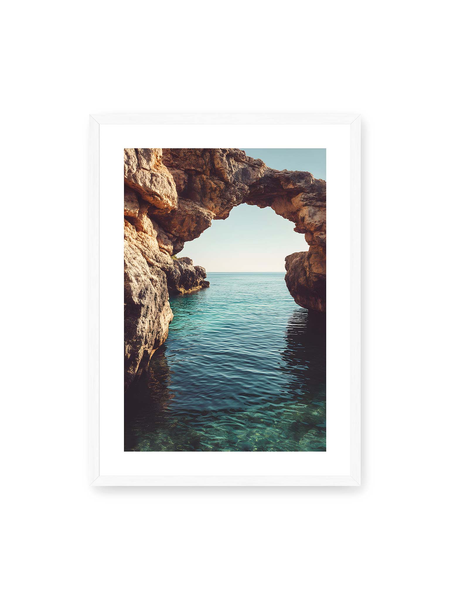 50x70 cm, weißer Galerie-Rand, weißer Rahmen – Felsenbogen mit Blick auf das klare, türkisfarbene Meer und die weite Küstenlandschaft der Algarve.