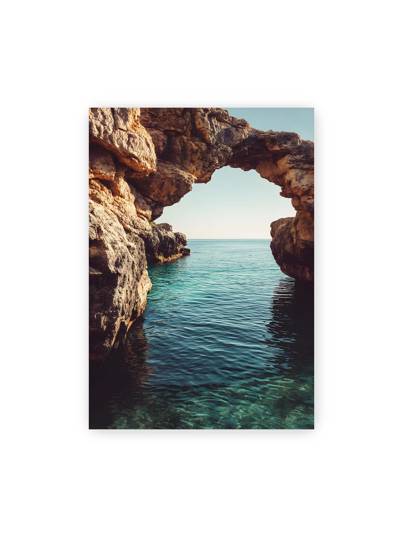 70x100 cm – Felsenbogen mit Blick auf das klare, türkisfarbene Meer und die weite Küstenlandschaft der Algarve.