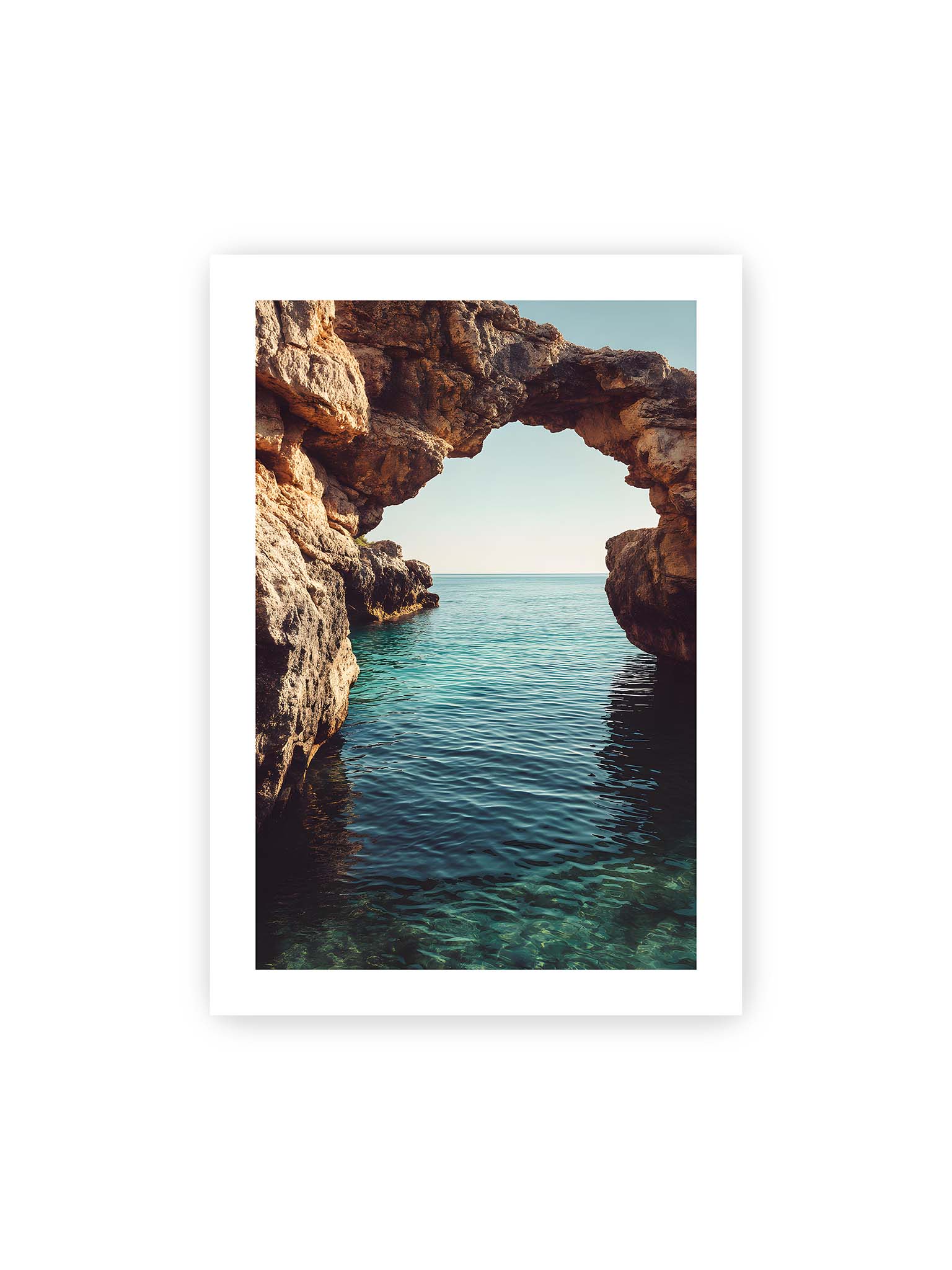 70x100 cm, weißer Galerie-Rand – Felsenbogen mit Blick auf das klare, türkisfarbene Meer und die weite Küstenlandschaft der Algarve.