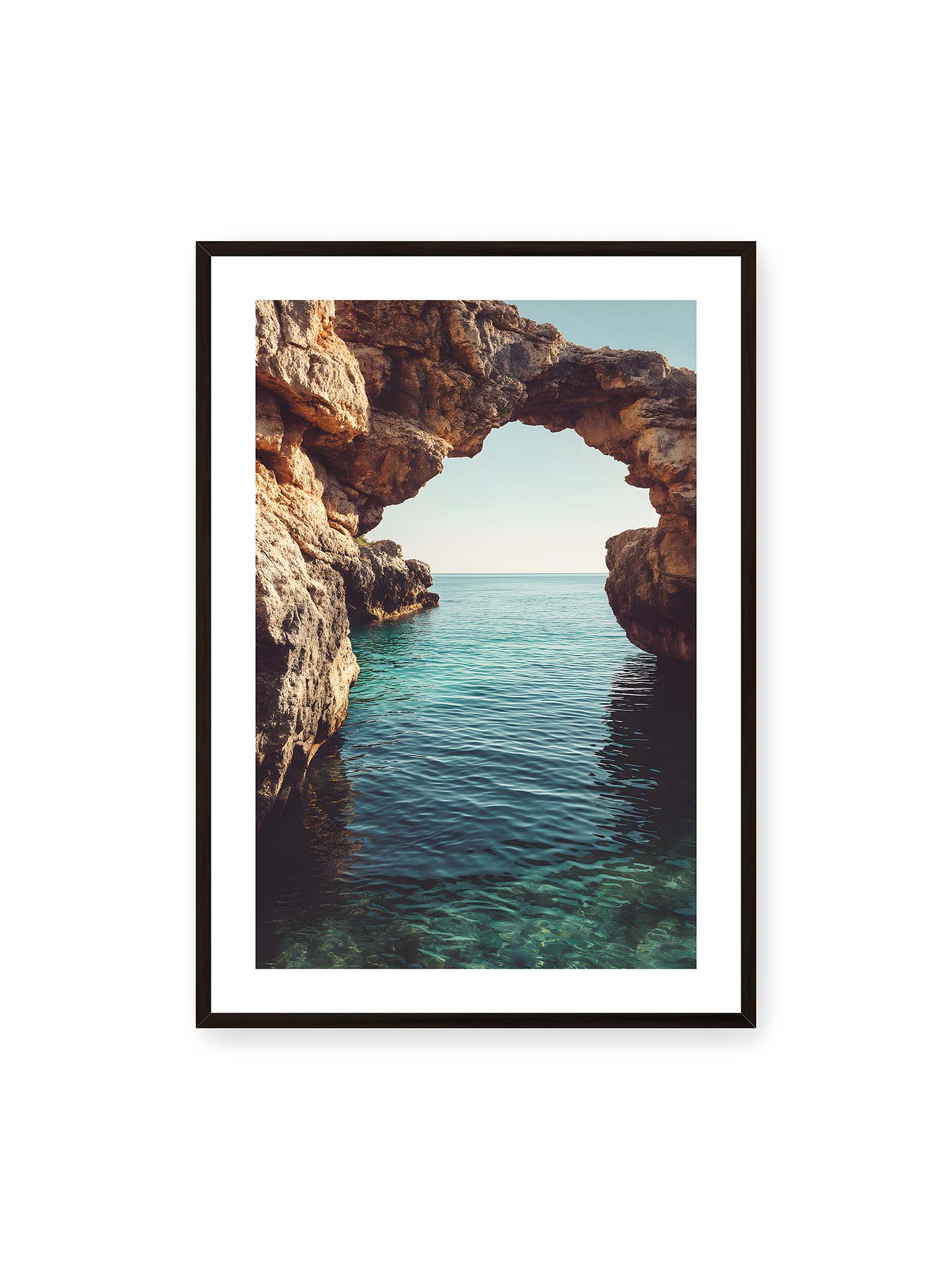 70x100 cm, weißer Galerie-Rand, schwarzer Rahmen – Felsenbogen mit Blick auf das klare, türkisfarbene Meer und die weite Küstenlandschaft der Algarve.