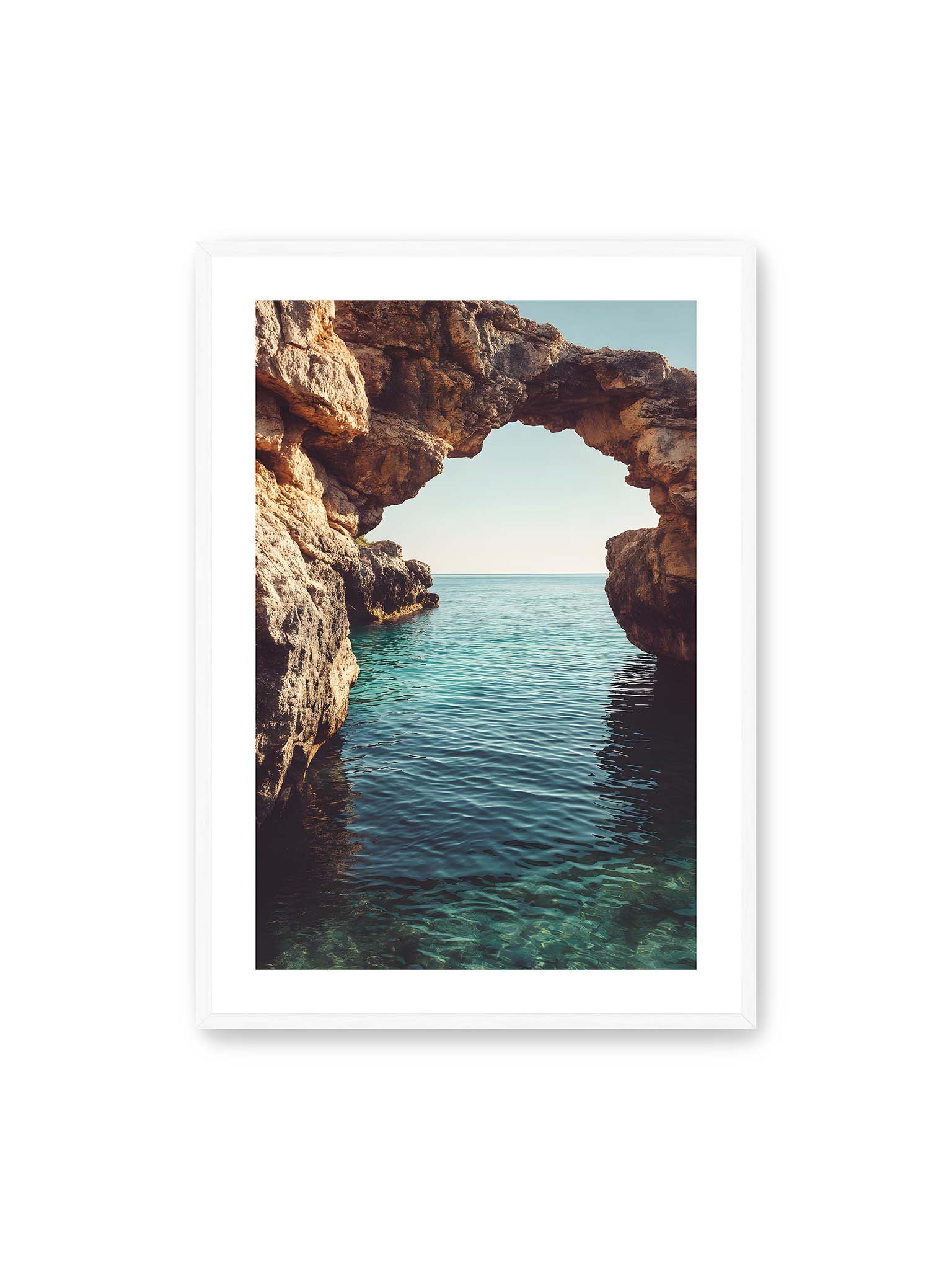 70x100 cm, weißer Galerie-Rand, weißer Rahmen – Felsenbogen mit Blick auf das klare, türkisfarbene Meer und die weite Küstenlandschaft der Algarve.