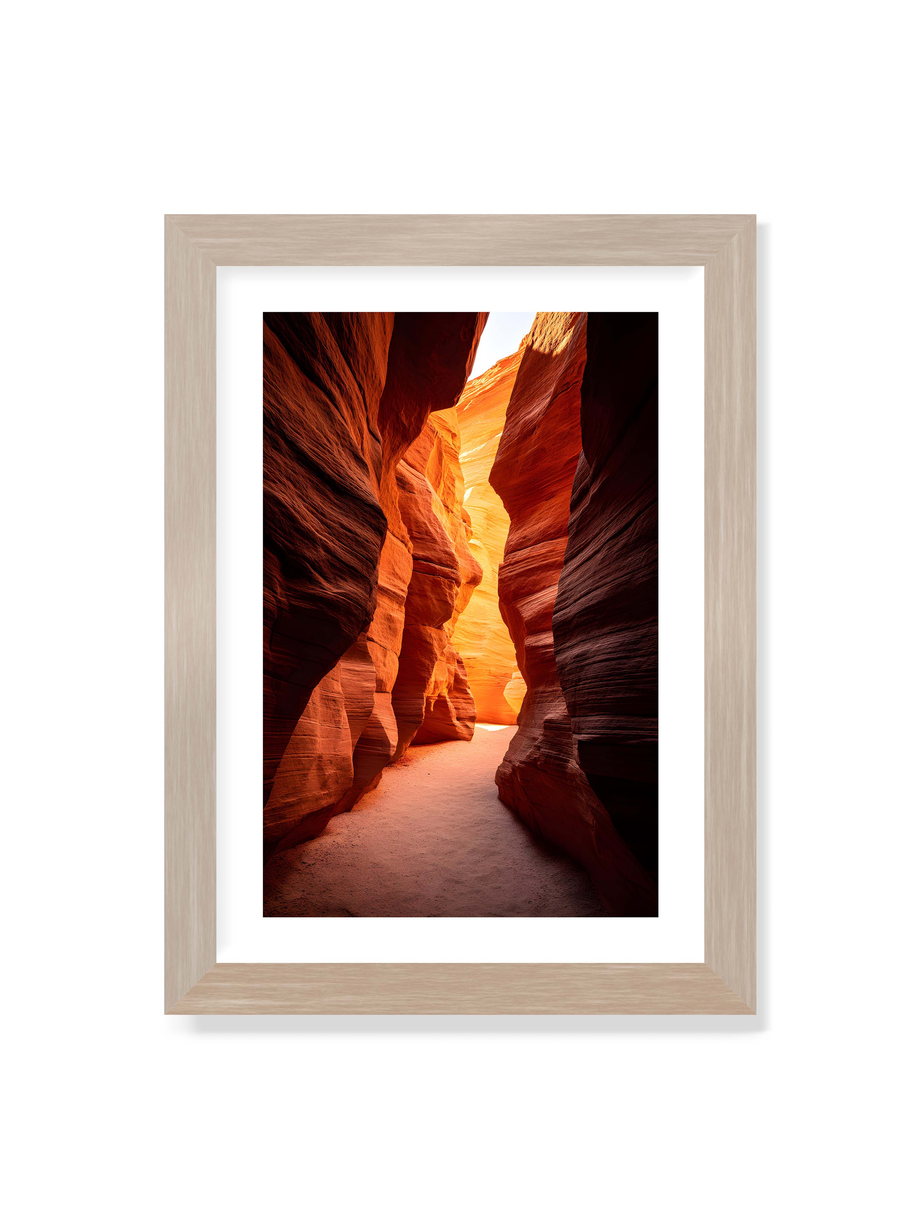21x30 cm mit weißem Galerie-Rand im Eichenrahmen – Goldenes Licht, das durch einen Canyon strömt und die roten Felsen in sanften Tönen erleuchtet.