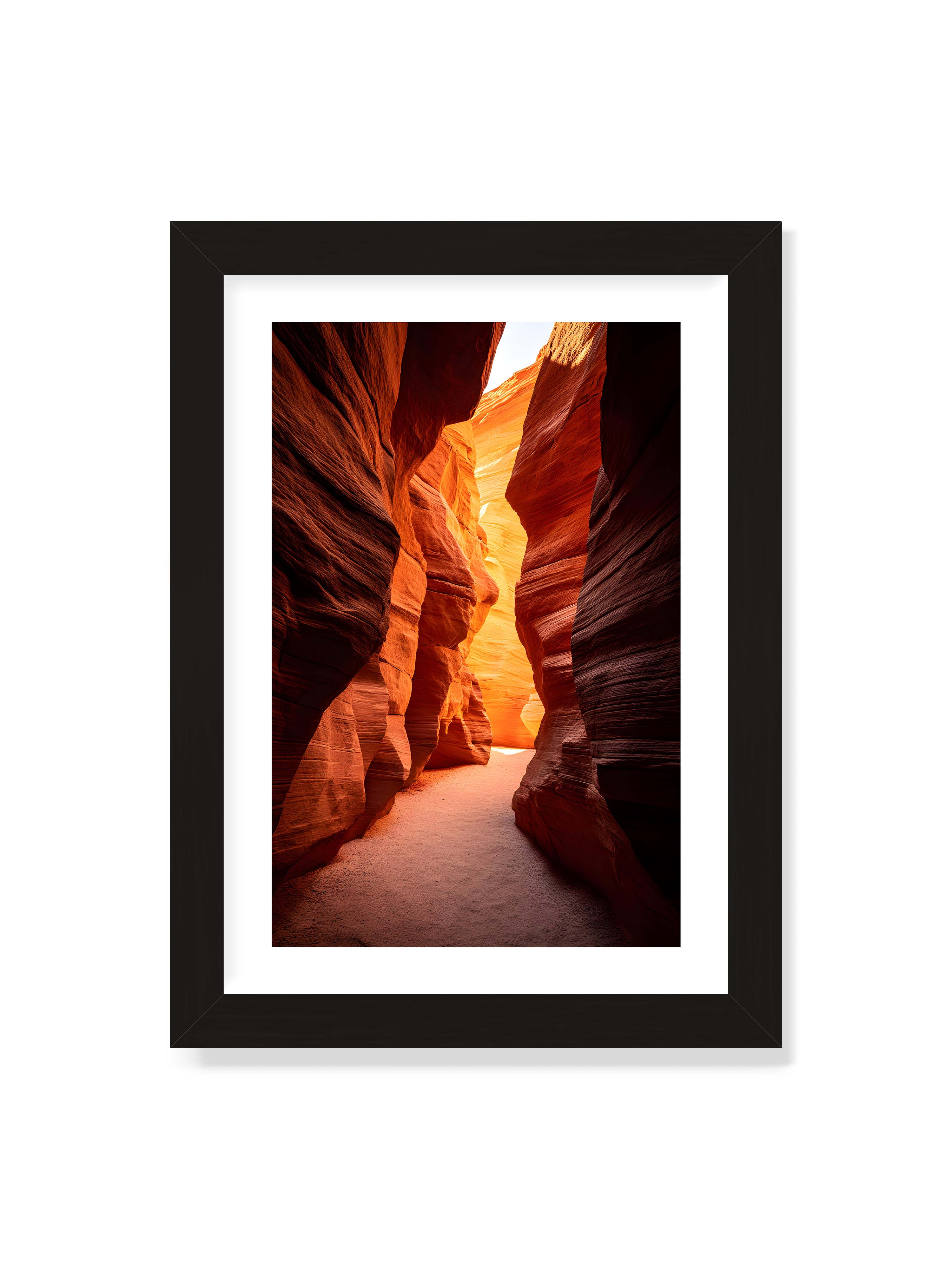 21x30 cm mit weißem Galerie-Rand mit schwarzem Rahmen – Goldenes Licht, das durch einen Canyon strömt und die roten Felsen in sanften Tönen erleuchtet.