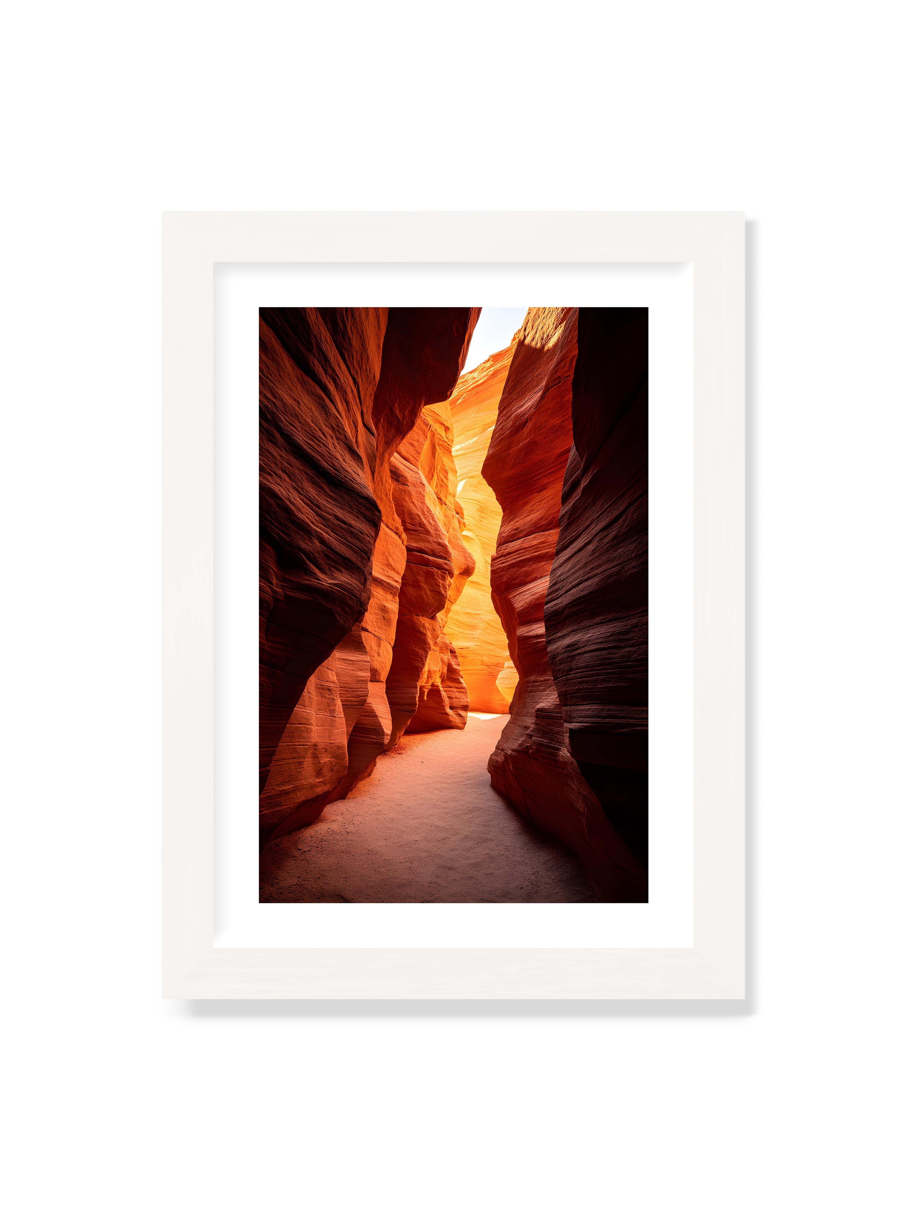 21x30 cm mit weißem Galerie-Rand mit weißem Rahmen – Goldenes Licht, das durch einen Canyon strömt und die roten Felsen in sanften Tönen erleuchtet.