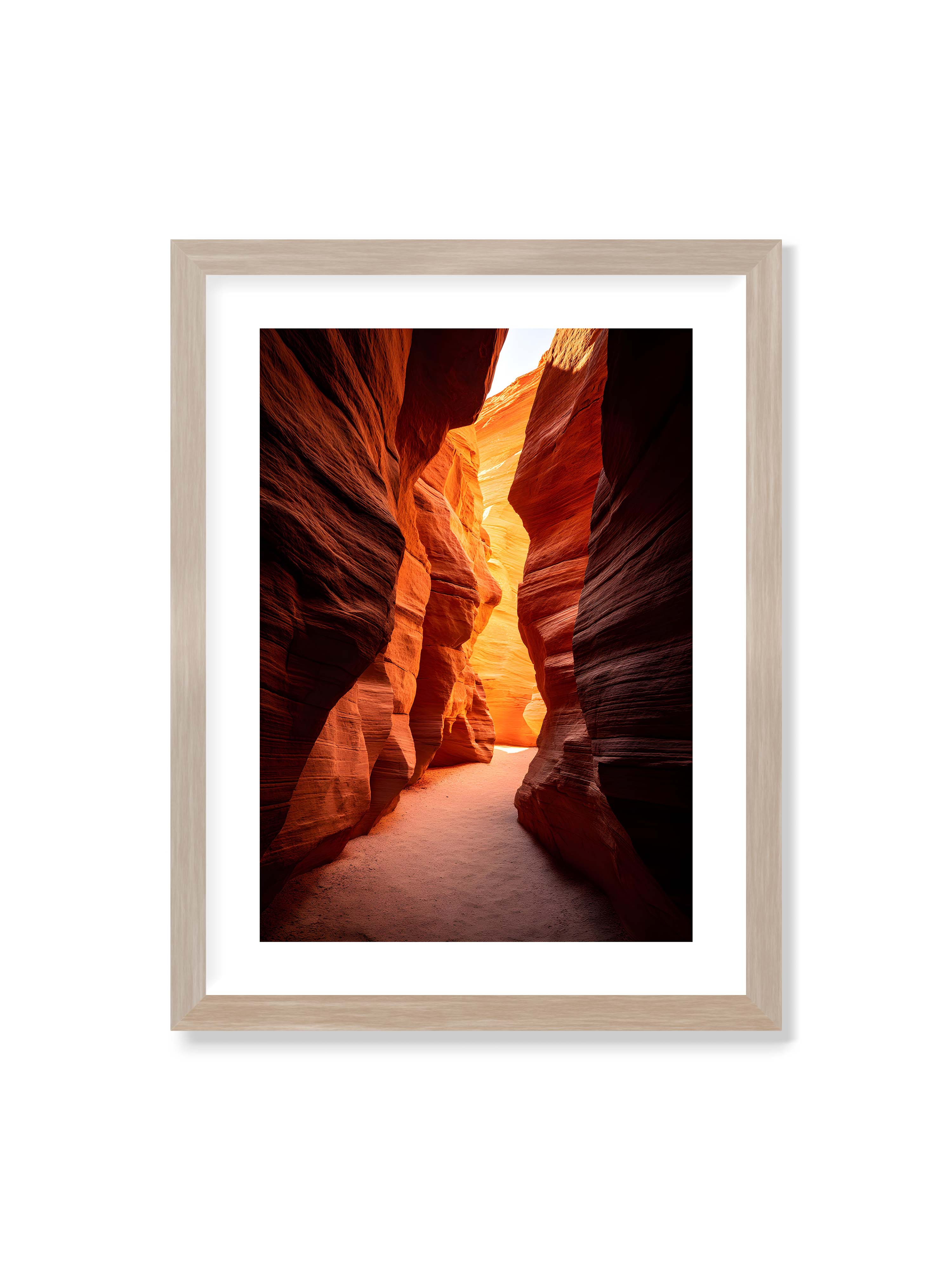30x40 cm mit weißem Galerie-Rand im Eichenrahmen – Goldenes Licht, das durch einen Canyon strömt und die roten Felsen in sanften Tönen erleuchtet.