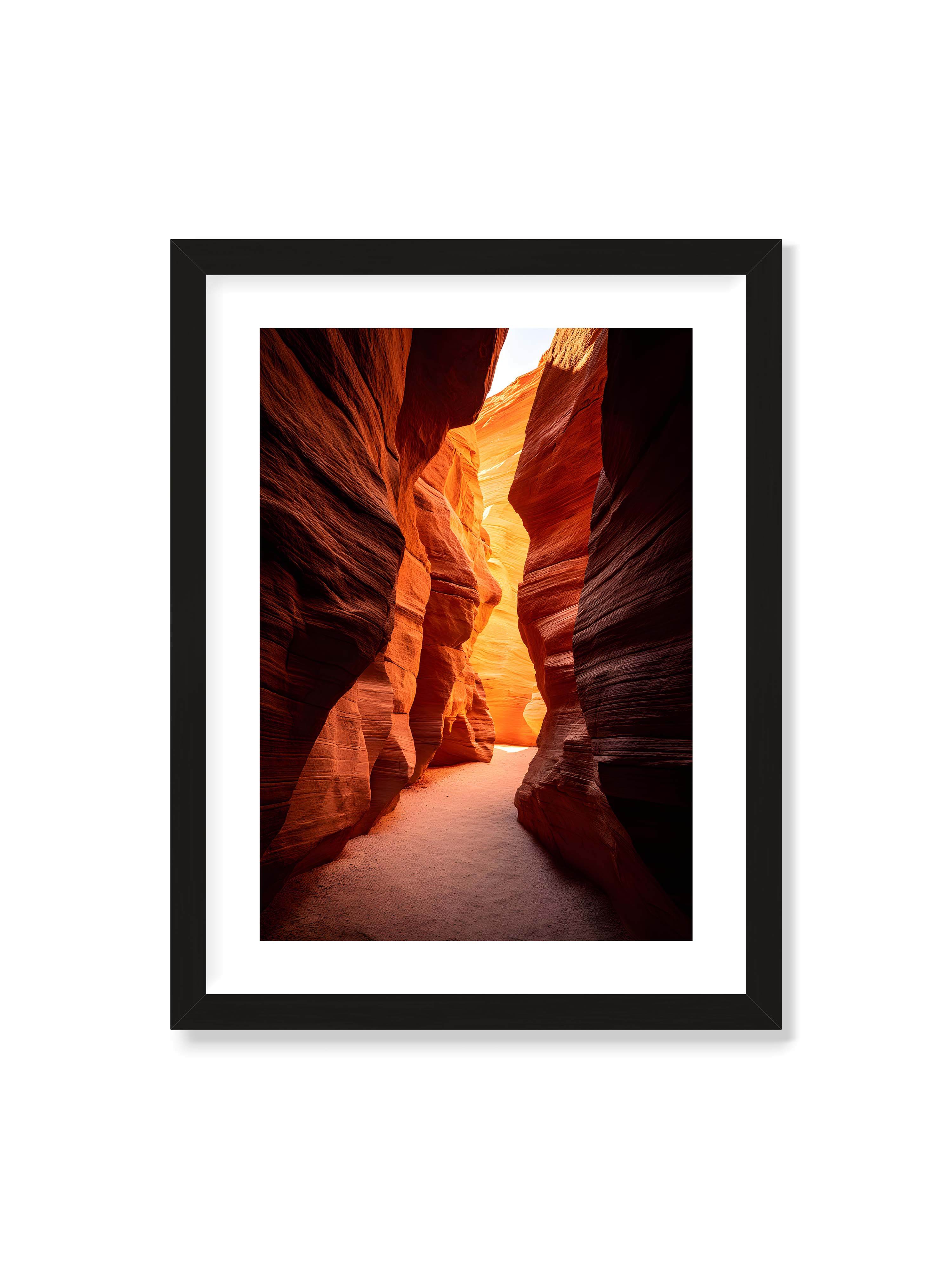 30x40 cm mit weißem Galerie-Rand mit schwarzem Rahmen – Goldenes Licht, das durch einen Canyon strömt und die roten Felsen in sanften Tönen erleuchtet.