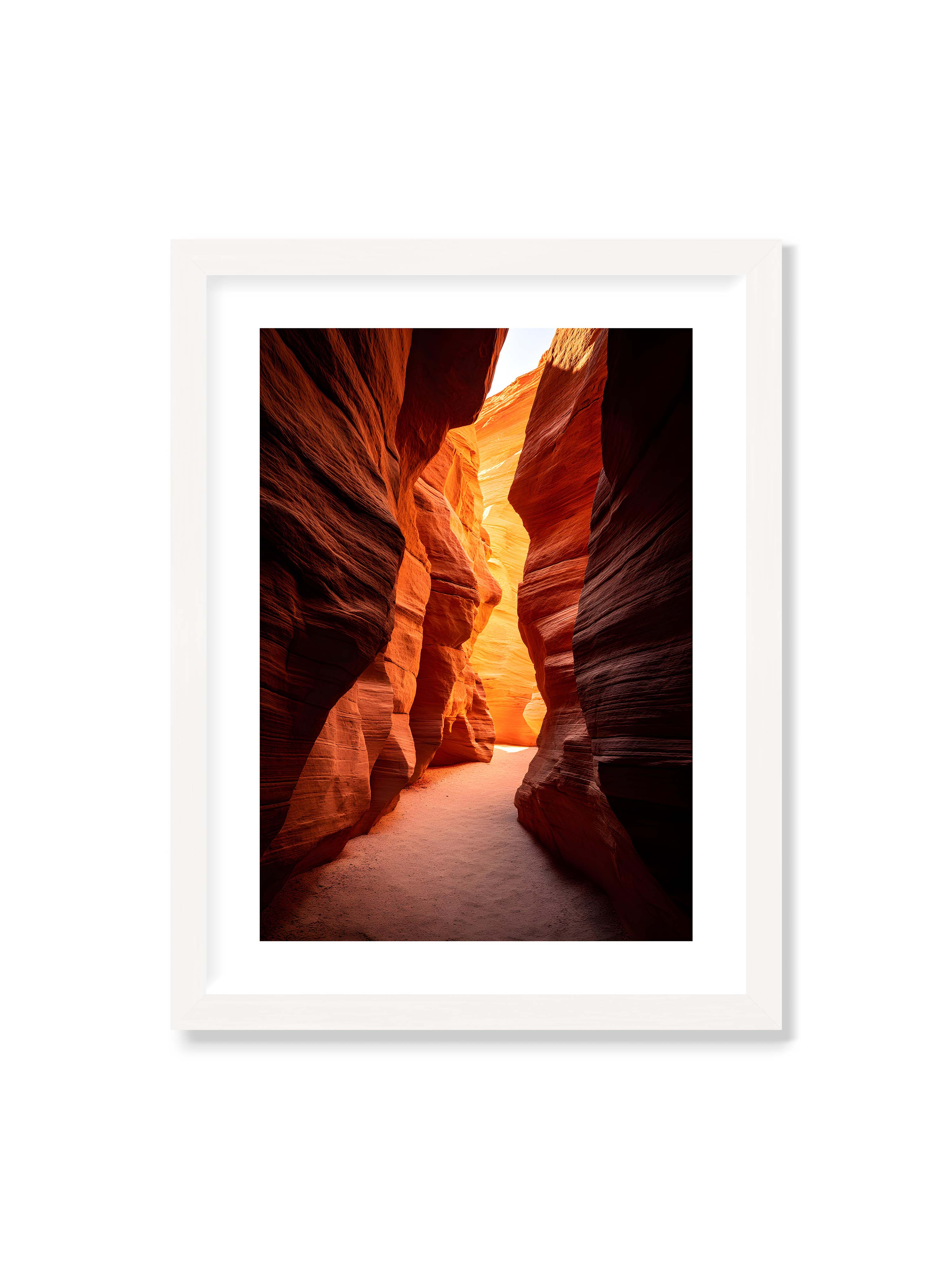 30x40 cm mit weißem Galerie-Rand mit weißem Rahmen – Goldenes Licht, das durch einen Canyon strömt und die roten Felsen in sanften Tönen erleuchtet.