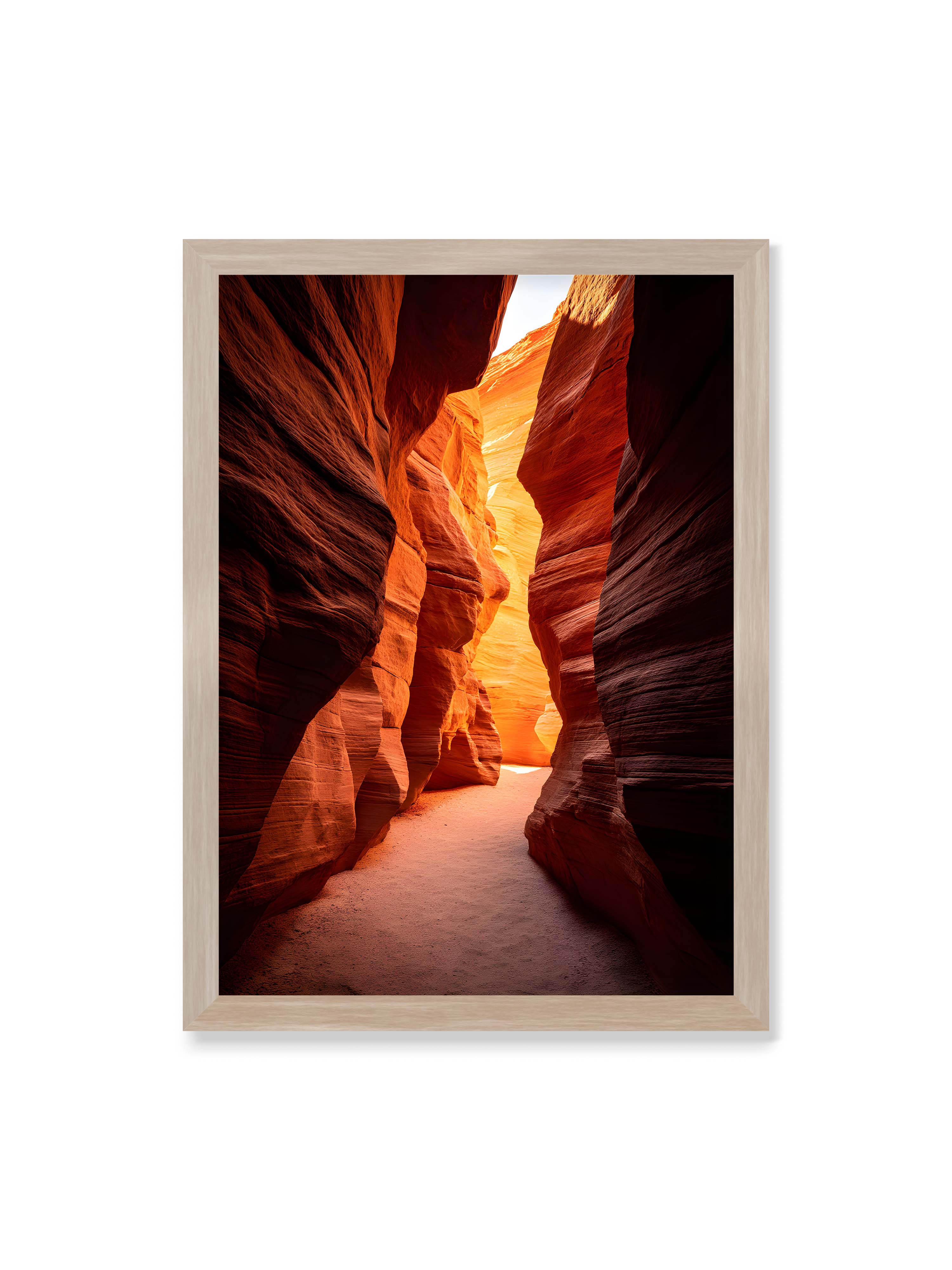50x70 cm ohne Galerie-Rand im Eichenrahmen – Goldenes Licht, das durch einen Canyon strömt und die roten Felsen in sanften Tönen erleuchtet.