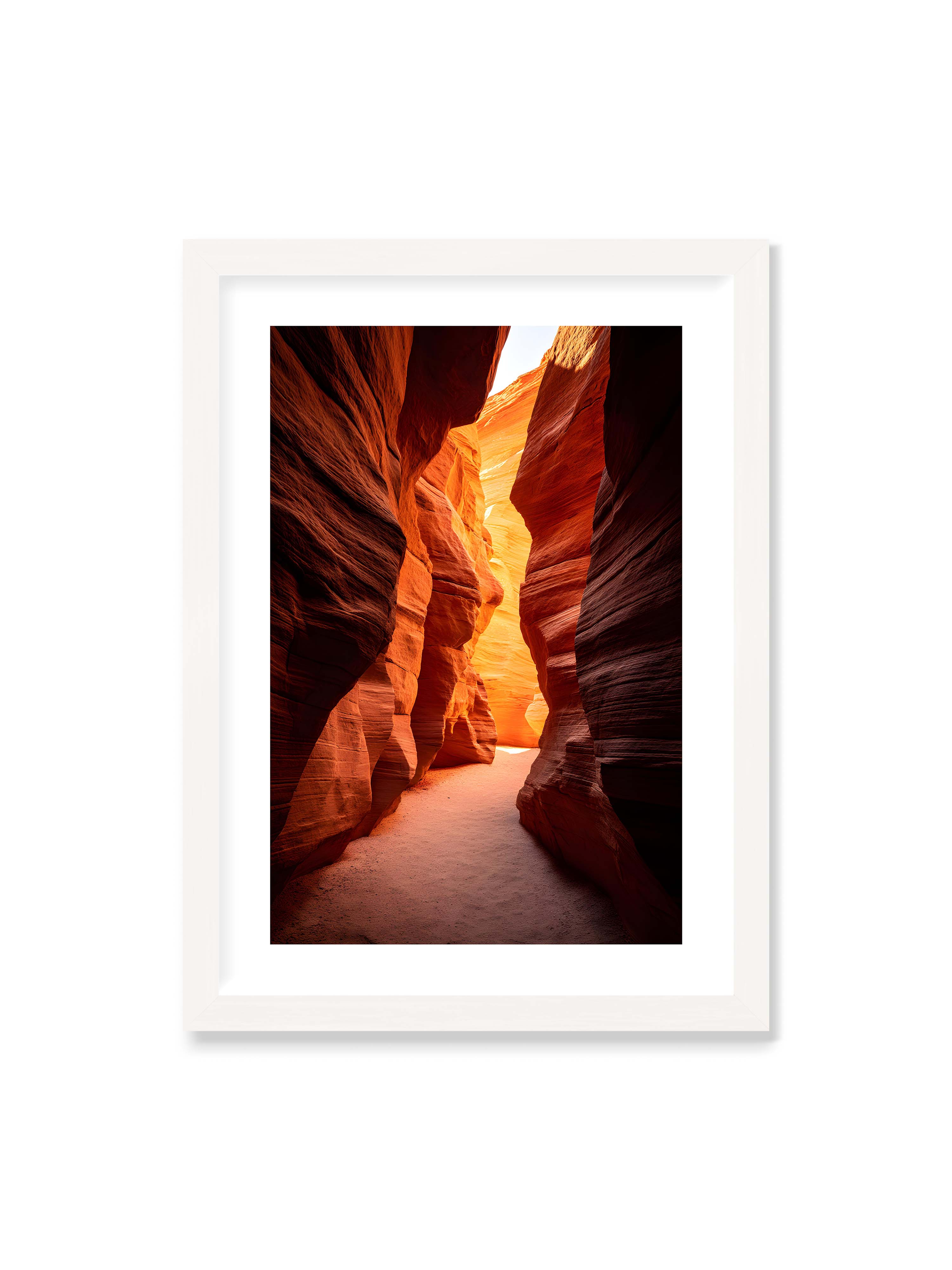 50x70 cm mit weißem Galerie-Rand mit weißem Rahmen – Goldenes Licht, das durch einen Canyon strömt und die roten Felsen in sanften Tönen erleuchtet.